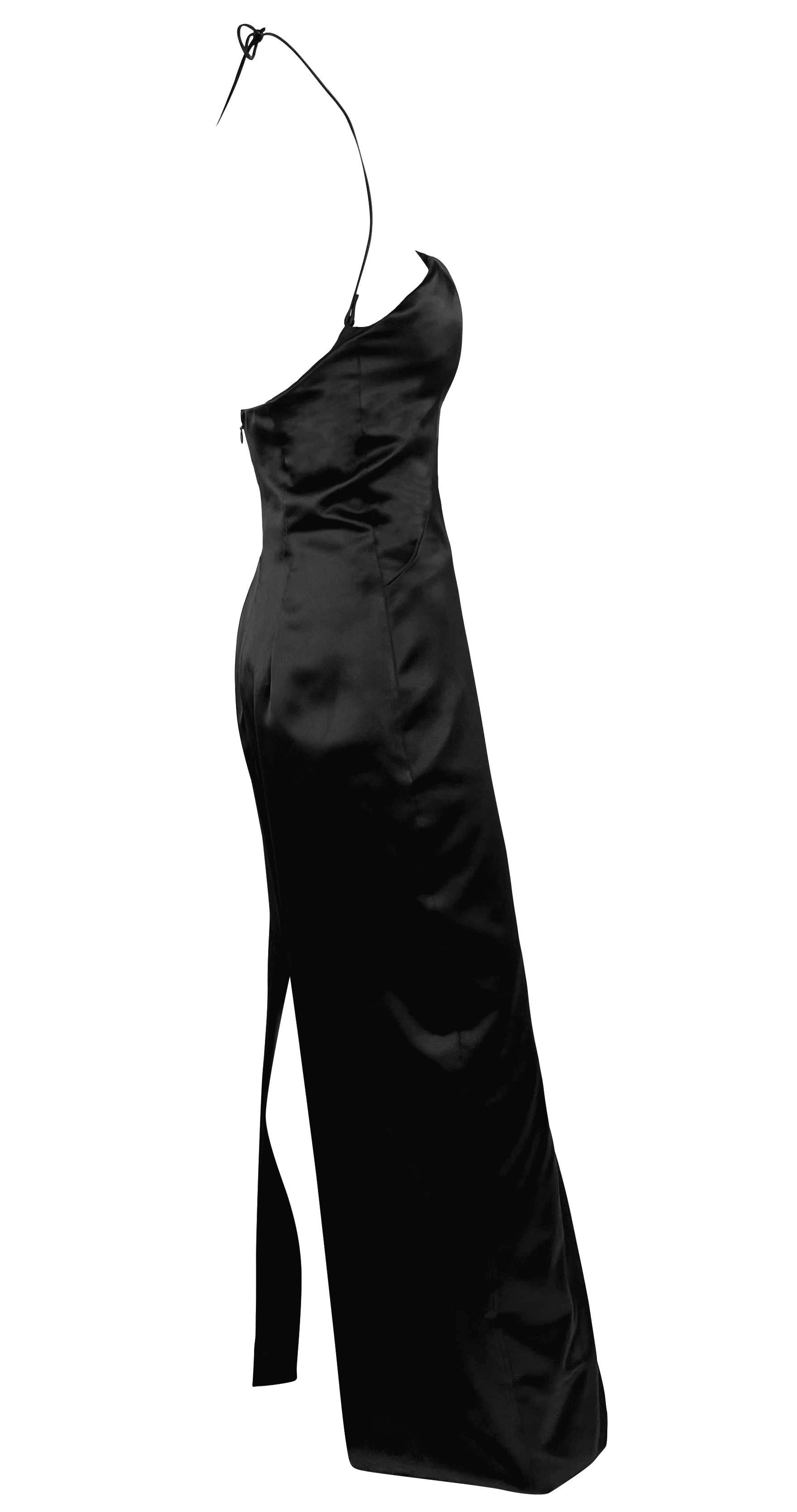 NWT F/W 2005 Alexander McQueen Robe de défilé en satin noir avec dos nu et cravate en vente 1