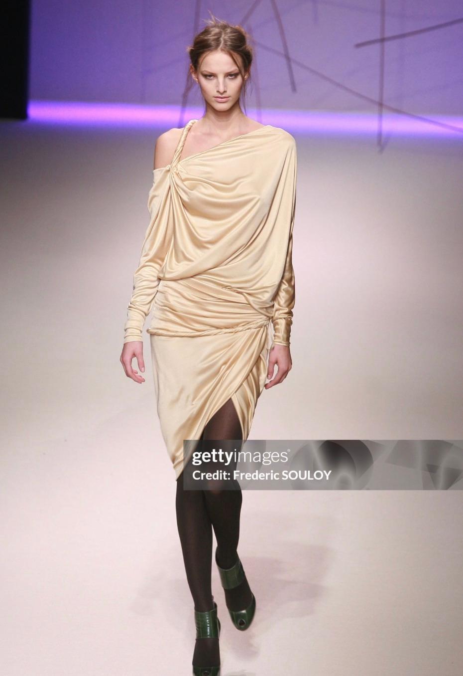 NWT F/W 2008 Emanuel Ungaro Laufsteg Drapierte Beige Viskose Wrap Style Mini Kleid im Zustand „Hervorragend“ im Angebot in West Hollywood, CA