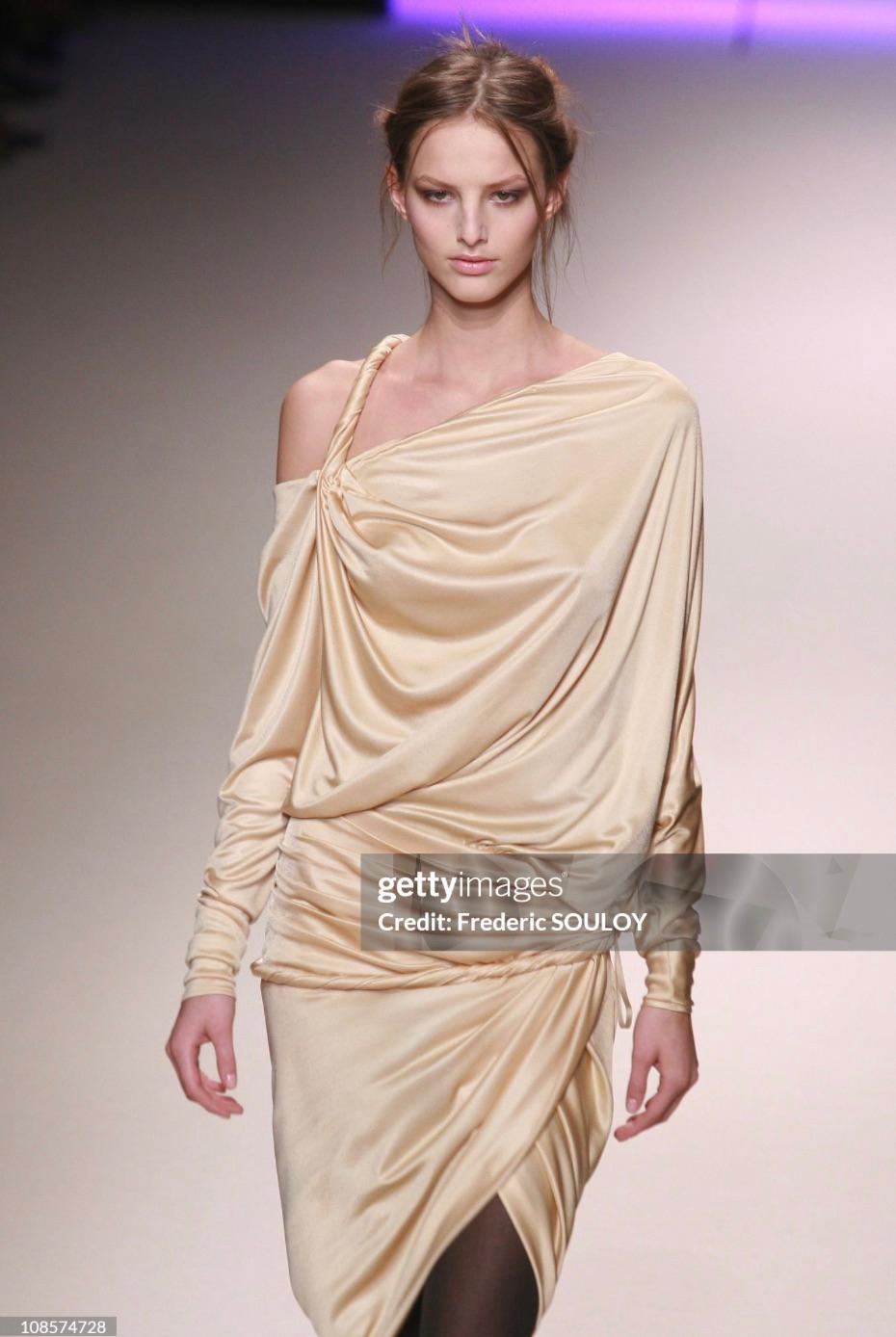 NWT F/W 2008 Emanuel Ungaro Laufsteg Drapierte Beige Viskose Wrap Style Mini Kleid im Angebot 1