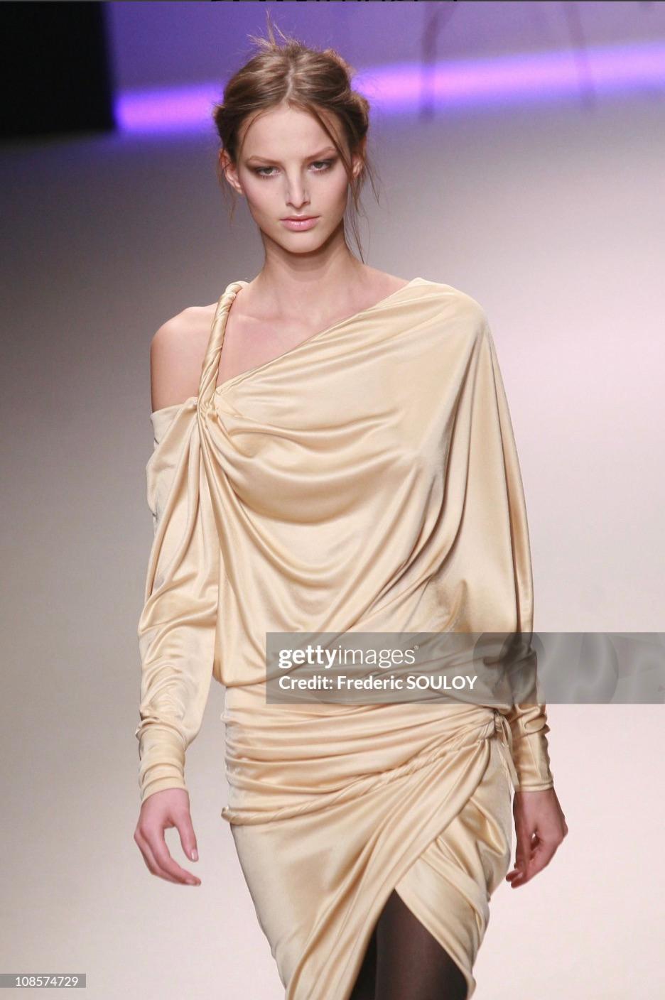 NWT F/W 2008 Emanuel Ungaro Laufsteg Drapierte Beige Viskose Wrap Style Mini Kleid im Angebot 3