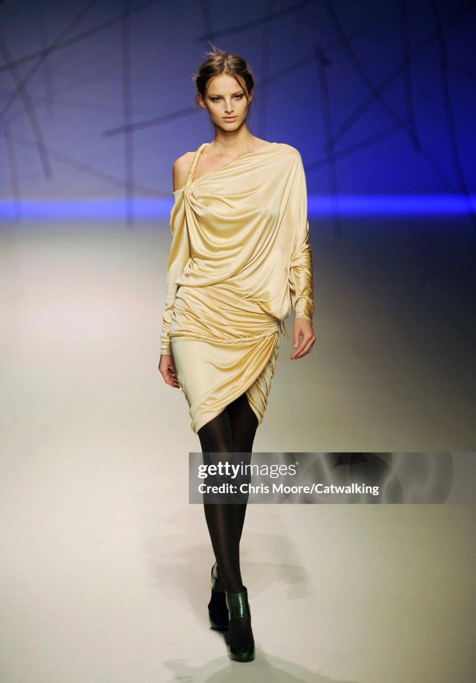 NWT F/W 2008 Emanuel Ungaro Laufsteg Drapierte Beige Viskose Wrap Style Mini Kleid im Angebot 4