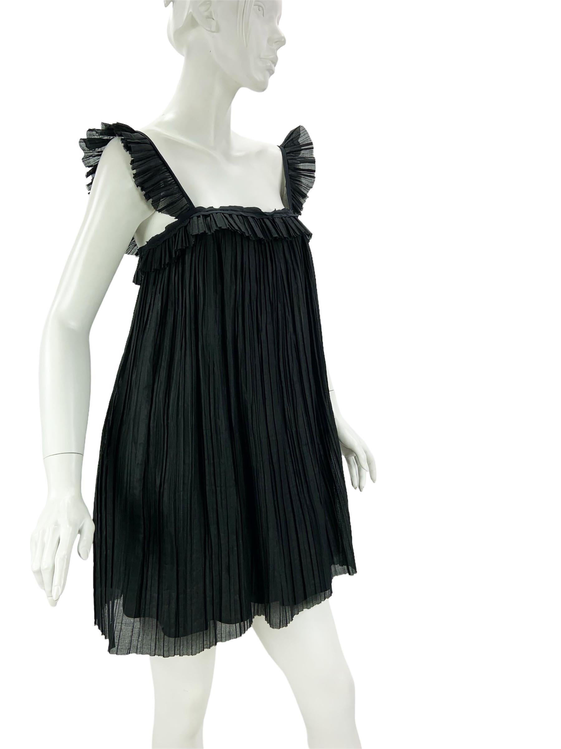 Neu Fendi Baby Doll Schwarzes Minikleid
Designer Größe 42
Schwarze Plissee-Organza, vollständig mit Seide gefüttert, rohe Ränder, Reißverschluss und Druckknöpfe.
Abmessungen: Länge - 32 Zoll, Achselhöhle zu Achselhöhle - 32 Zoll. Taille und Hüfte -