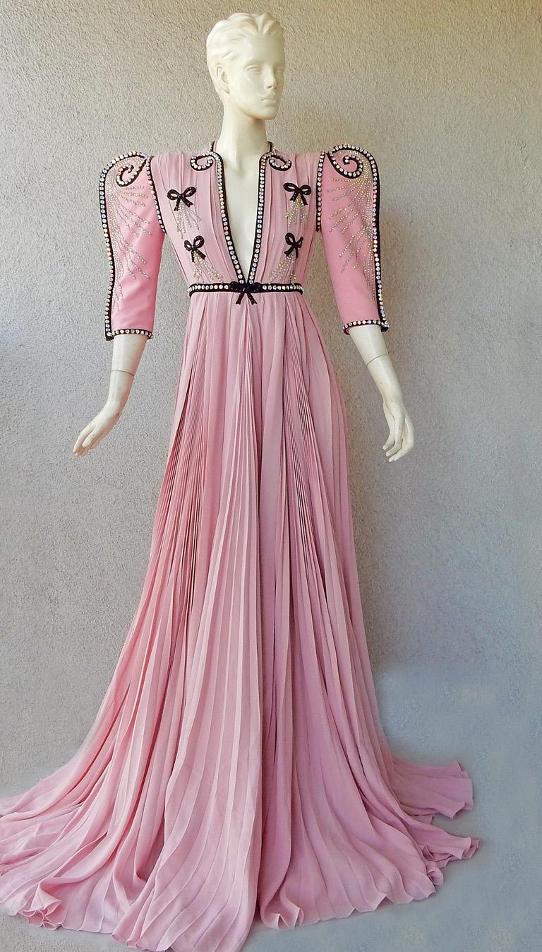 Fabelhafte Gucci Collection'S 2017 von Alessandro Michele.  Dieses Kleid wurde als wahrer Blickfang für den Eingang entworfen, mit reichem Renaissance  Flair. 
 
Aus rosafarbener Seide gefertigt, in Falten gelegt und mit Kristall- und