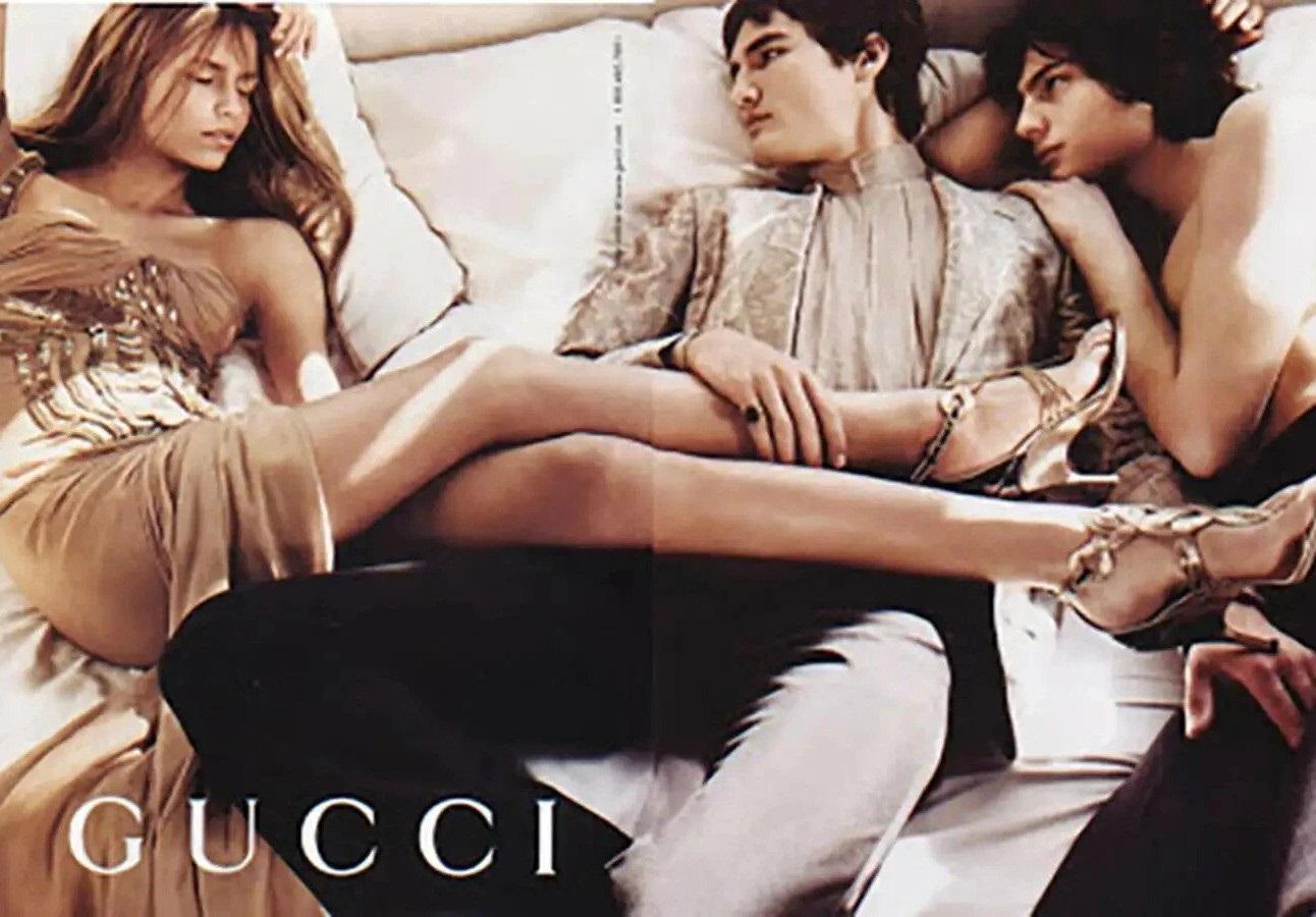 Llamativas y esculturales, estas sandalias Gucci de la campaña publicitaria Primavera/Verano 2005 son una auténtica pieza de estilo de las últimas temporadas del icónico mandato de Tom Ford en la casa. Elaborado con una brillante cadena de oro