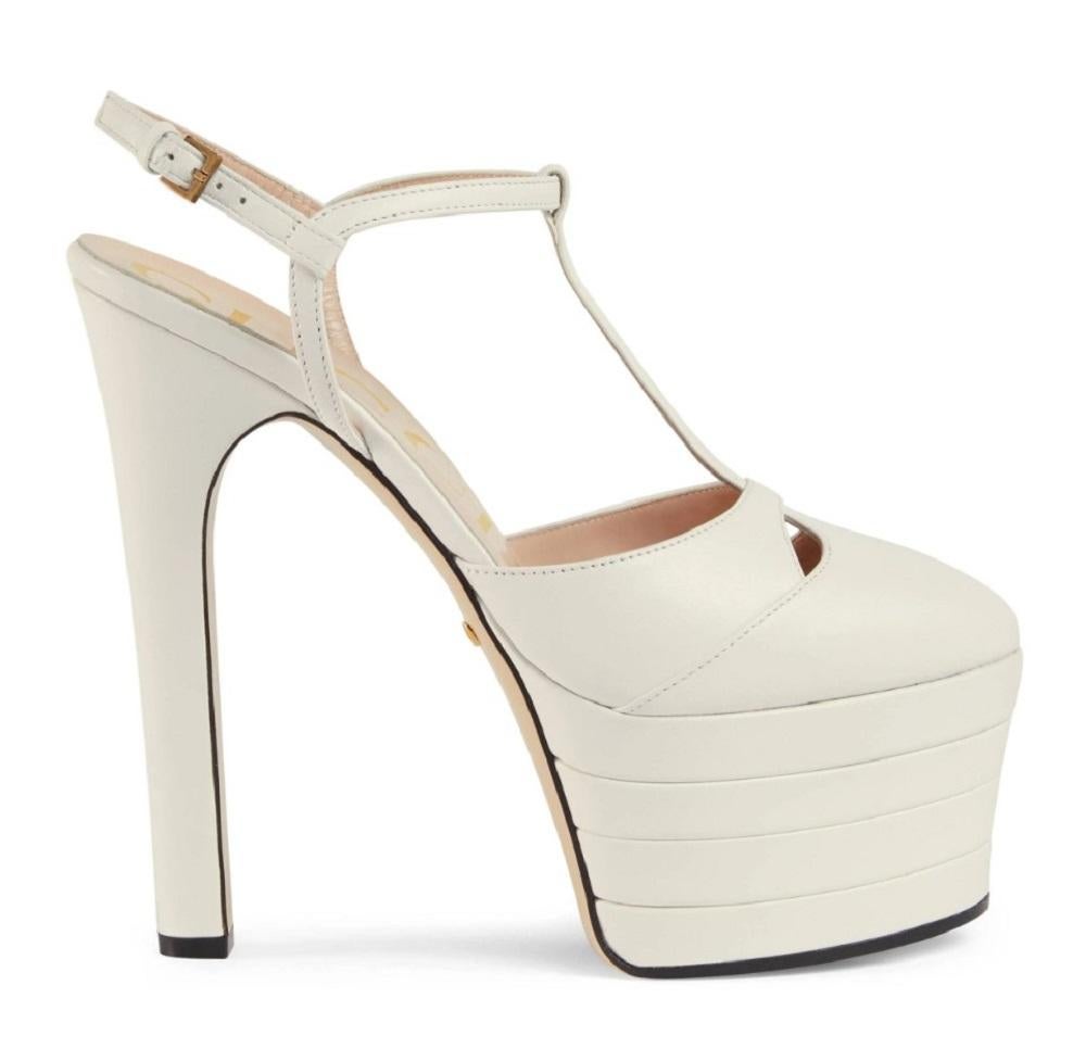 New Gucci White Leather Platform Shoes Sandals (Sandales à plateforme en cuir blanc)
Taille italienne - 36 
Escarpin en cuir blanc, empeigne en T, bride de cheville réglable, bout en amande, plaque de logo en métal sur semelle extérieure lisse,