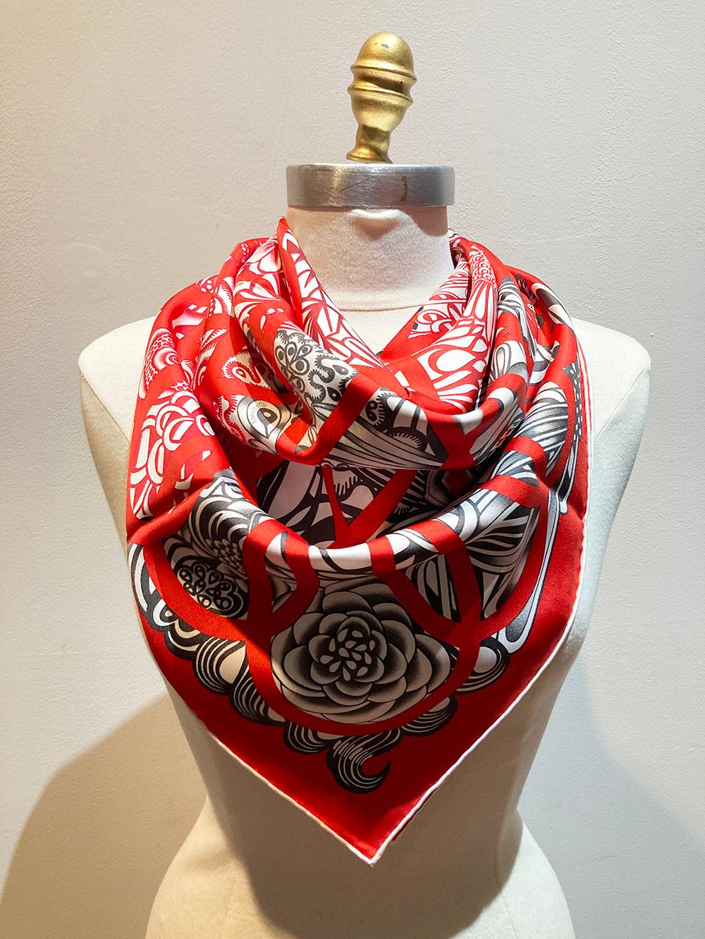 Women's or Men's NWT Hermes Reverie Solitaire Silk Scarf 90 Red Black For Sale