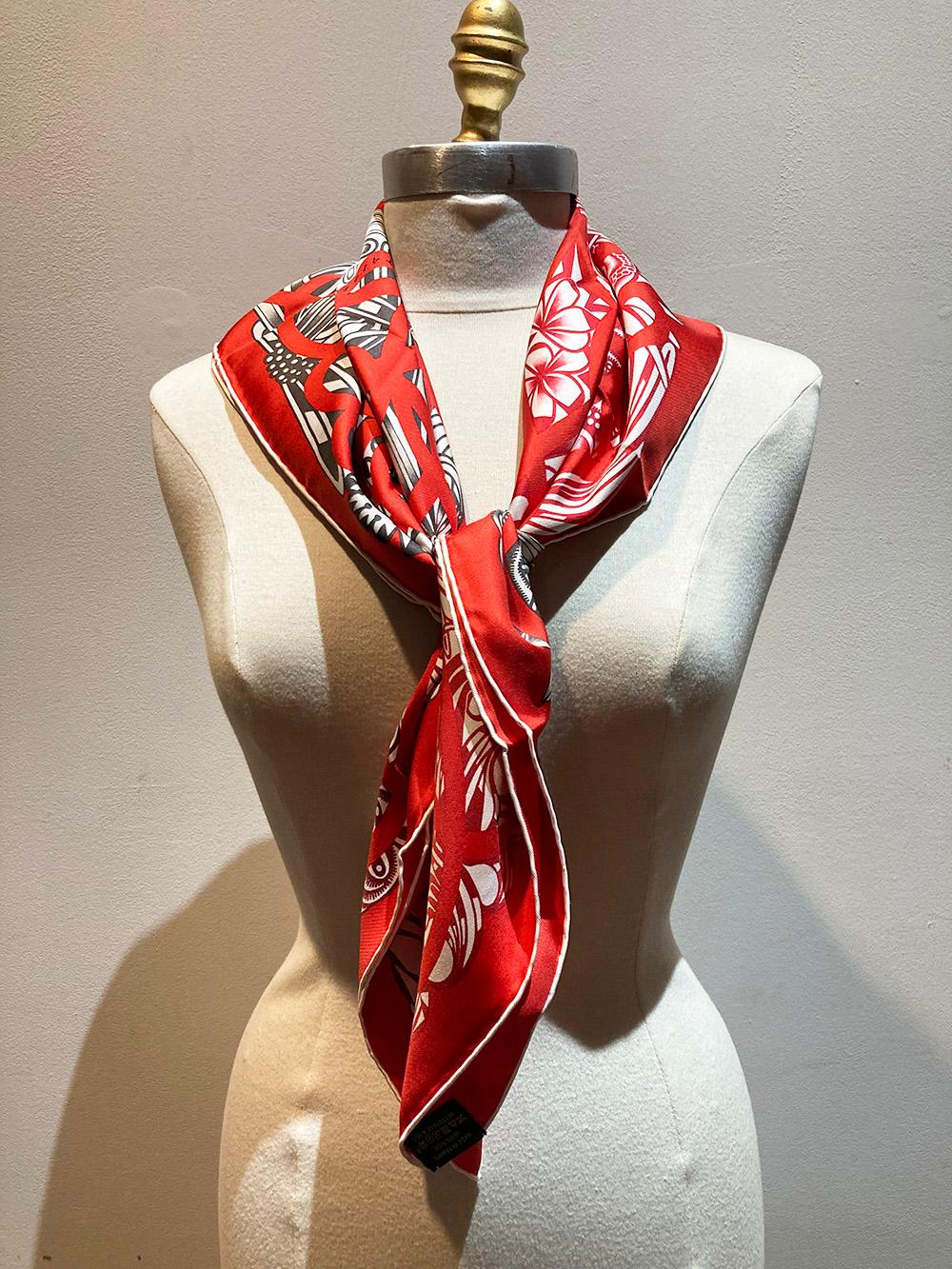 NWT Hermes Reverie Solitaire Silk Scarf 90 Red Black For Sale 1