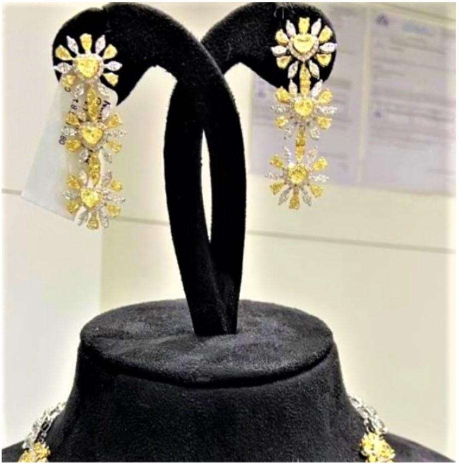 NWT Magnificent Fancy 9 Carat Yellow Diamond Heart Diamond Dangle Gold Earrings In New Condition For Sale In New York, NY