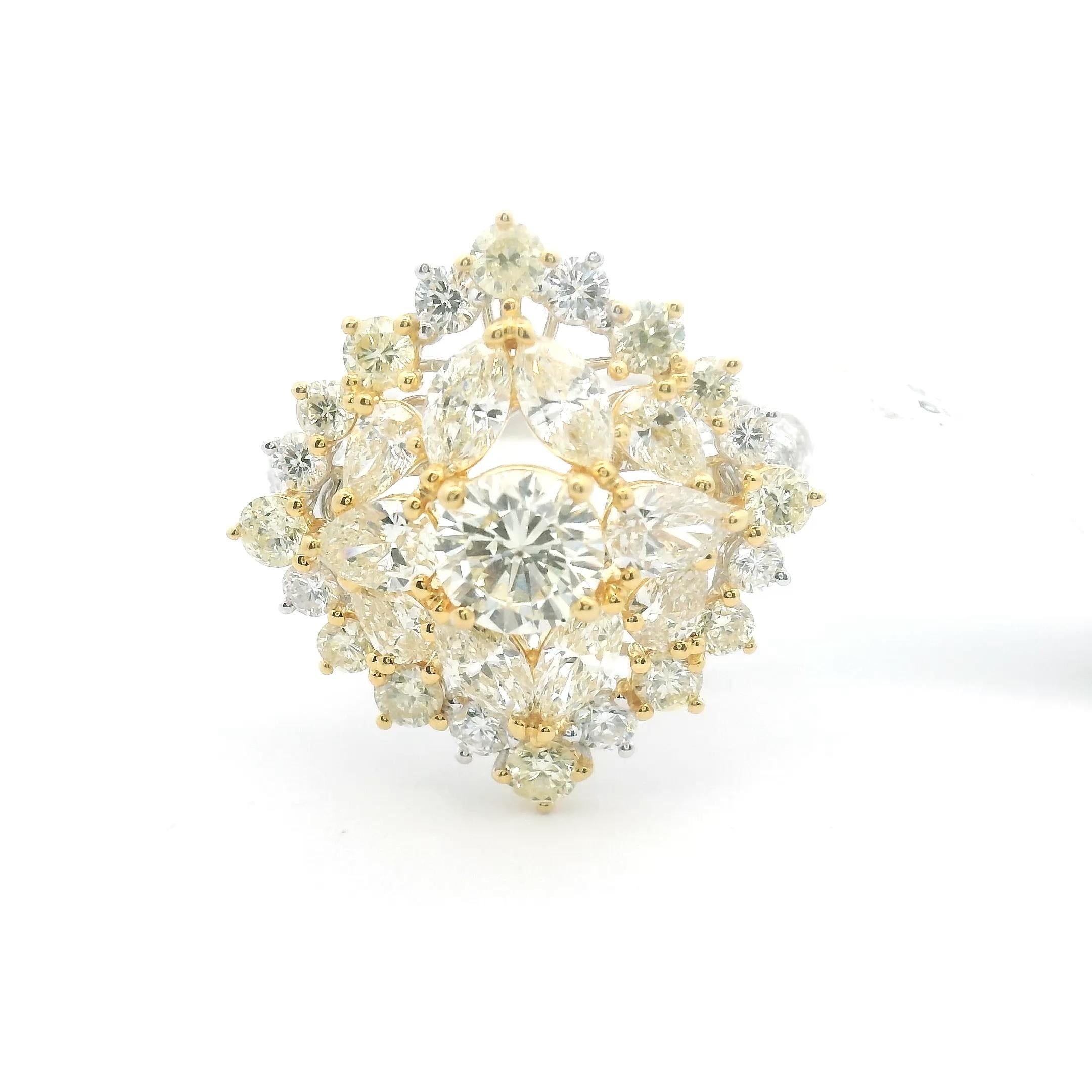 NEU Mixed Fancy Cut 3,91 Karat Diamantring, runder Mittelstein, 18k Gold (Rundschliff) im Angebot