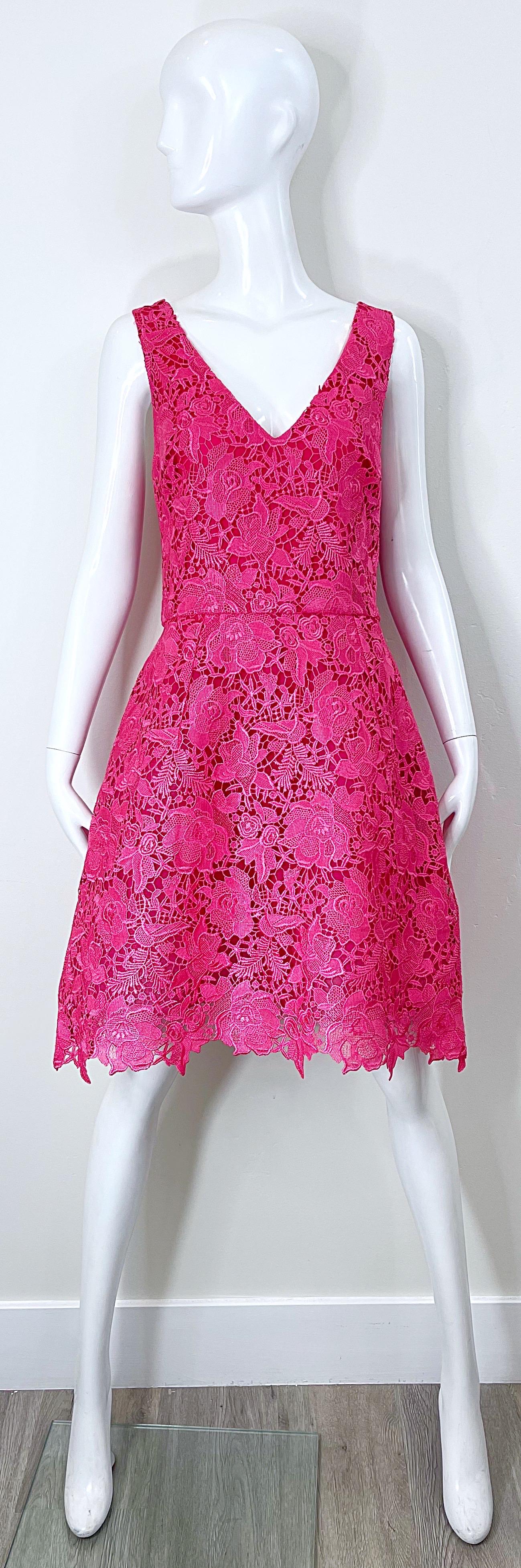 Rose Monique Lhuillier - Robe trapèze ajustée et évasée en dentelle rose vif, taille 8/10, neuve avec étiquette en vente