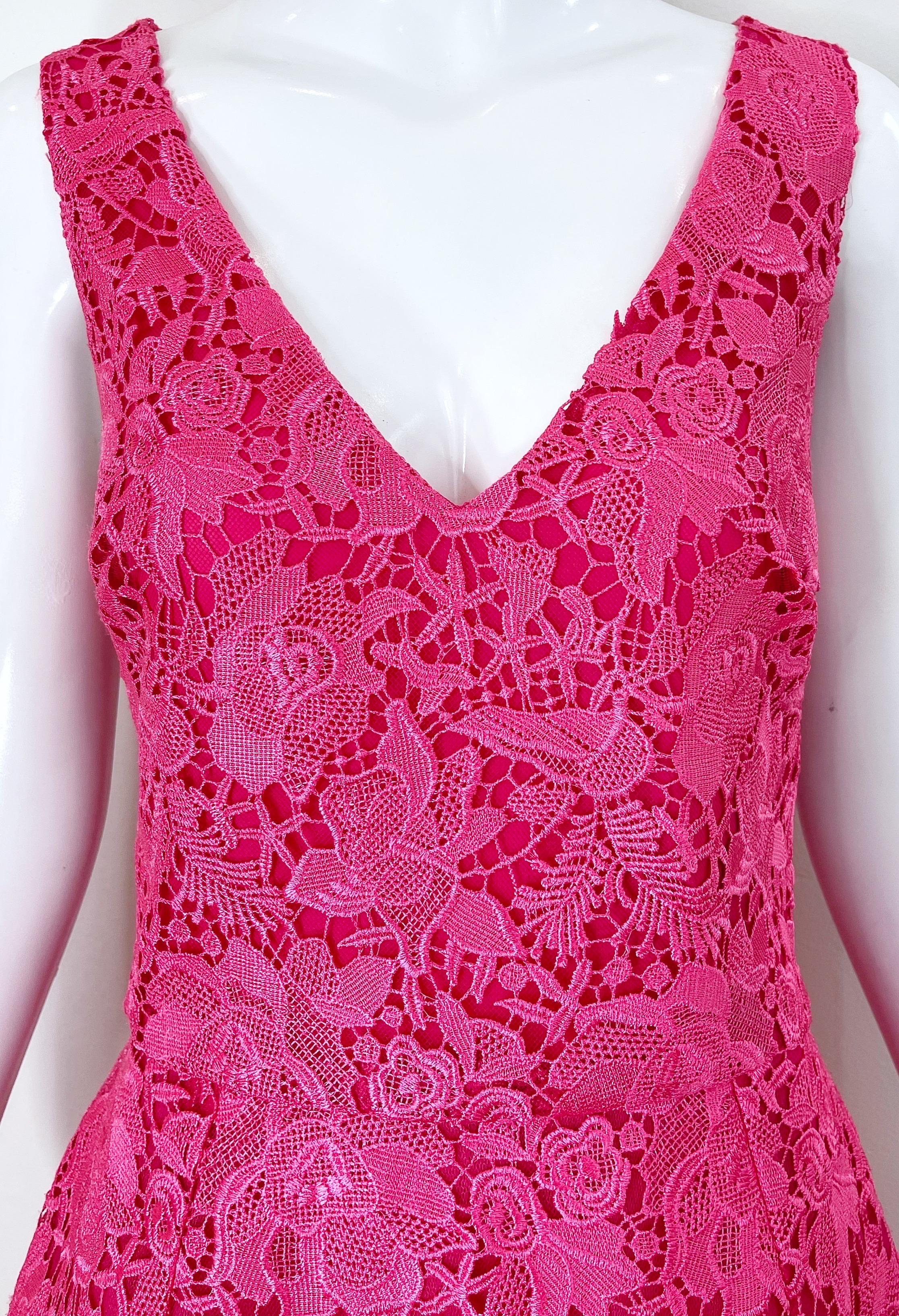 Monique Lhuillier - Robe trapèze ajustée et évasée en dentelle rose vif, taille 8/10, neuve avec étiquette Pour femmes en vente