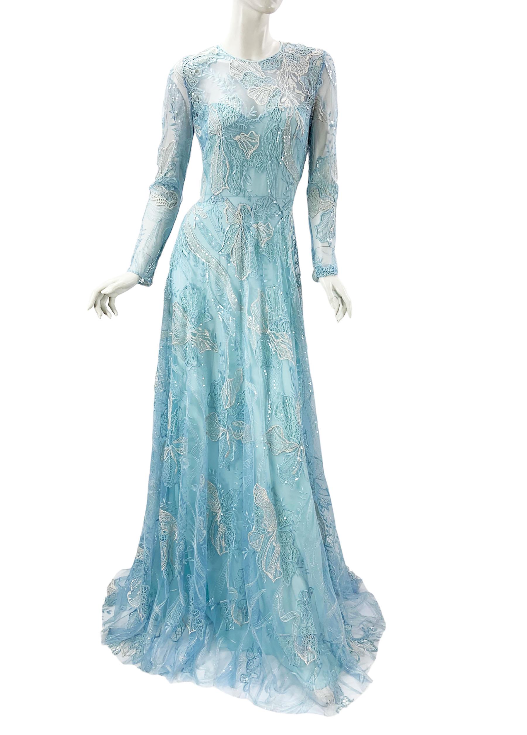 Naeem Khan Blue Lace Embellished Maxi Dress Gown (Robe longue avec ornements en dentelle)
Taille US - 4
Tulle bleu agrémenté de broderies florales blanches/argentées métallisées et bleues, de paillettes transparentes.
Entièrement doublé de soie,