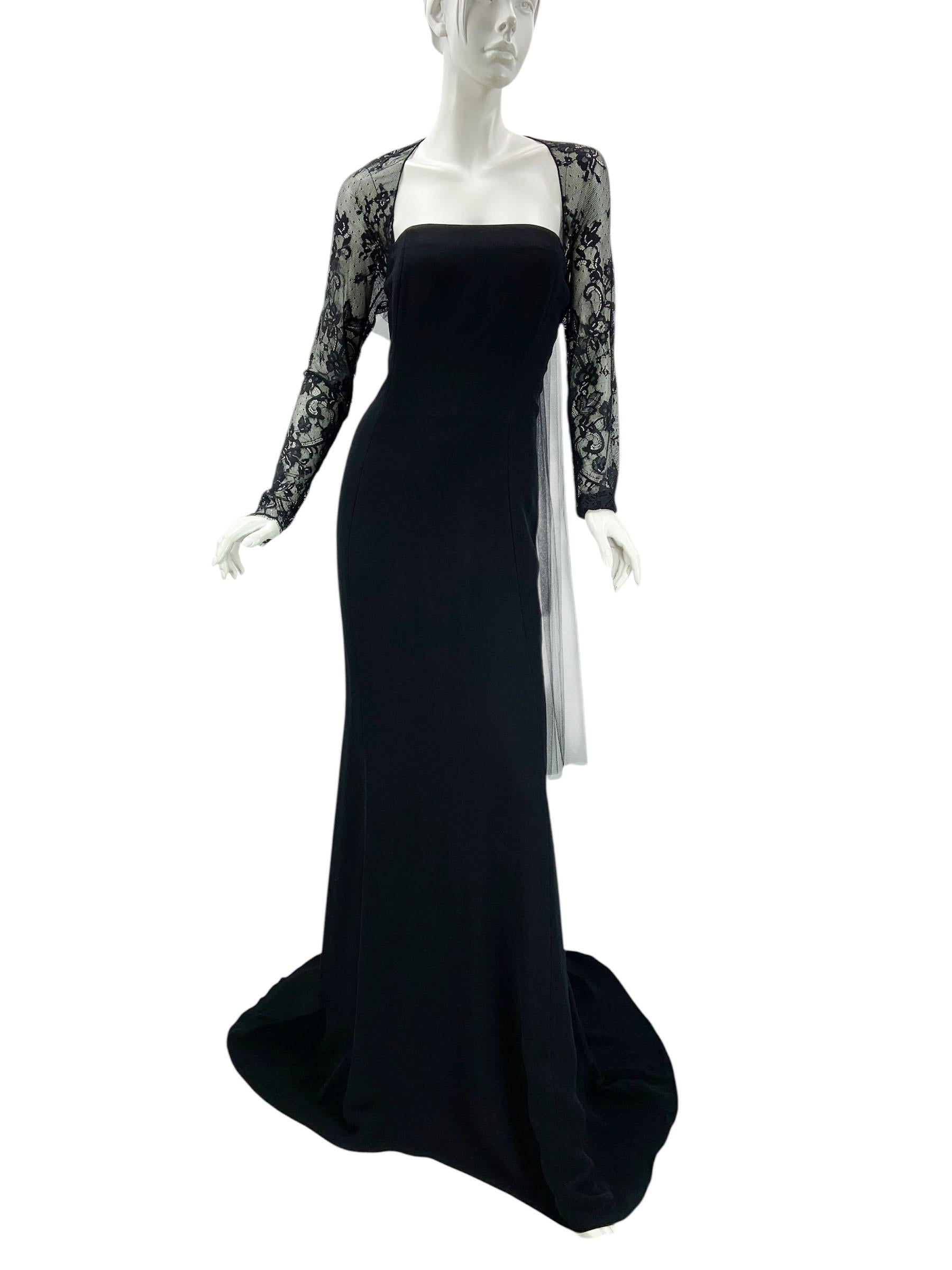 Dalla collezione 2022 di Oscar De La Renta, questo squisito abito da sera incarna un'eleganza senza tempo con un tocco romantico e moderno. Realizzato in Italia, il modello presenta un'elegante silhouette nera fit-and-flare con un drammatico