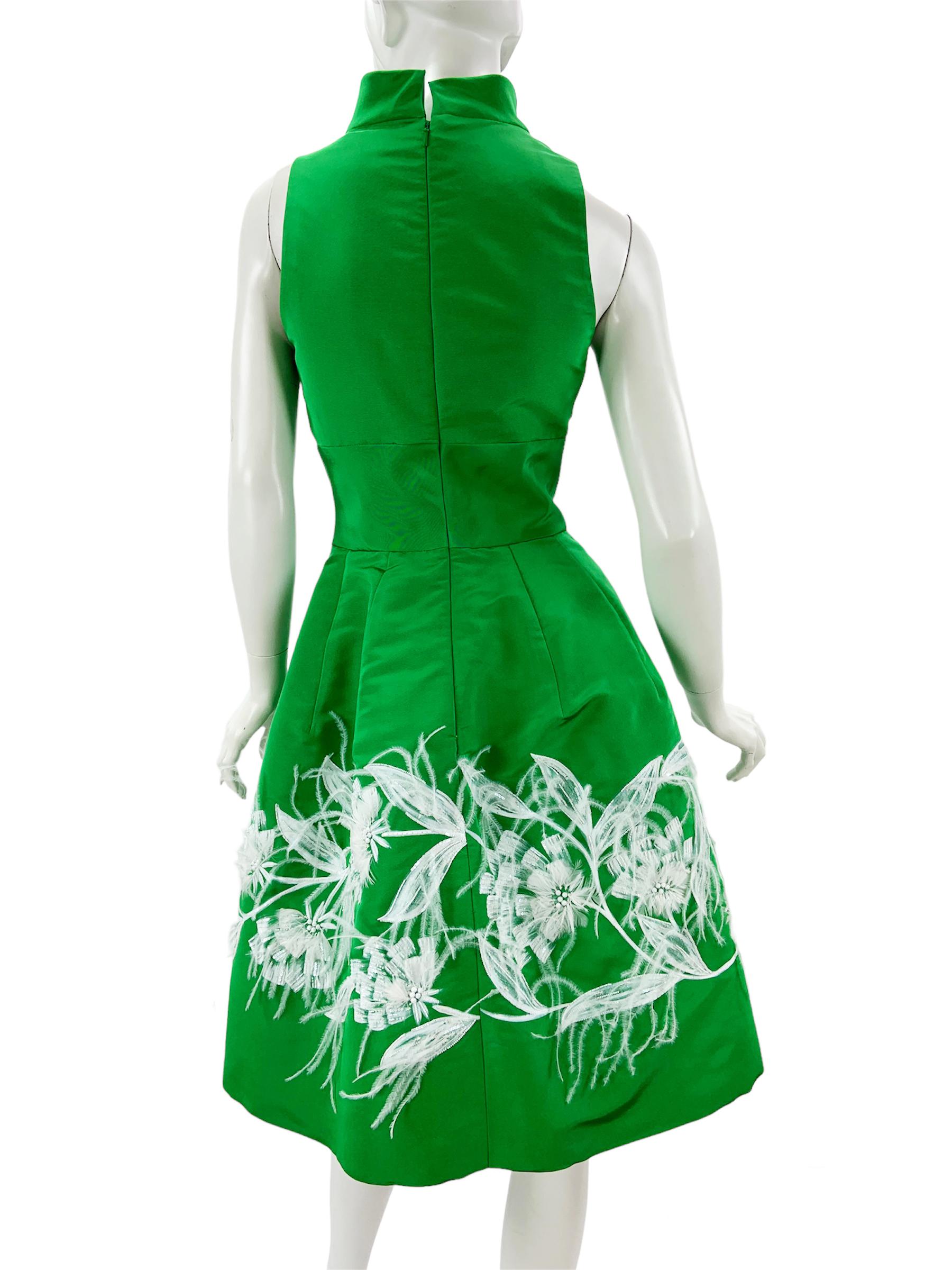 Vert NWT Oscar de la Renta $5490 S/S 2015 Green Silk Taffeta Feather Beads Dress US 6 en vente