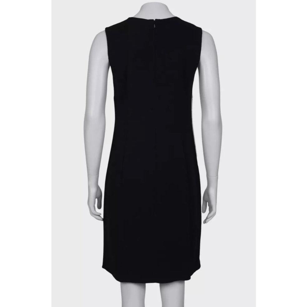 Dieses elegante Wollkleid von Oscar de la Renta besticht durch sein zeitloses schwarz-weißes Design. Das Kleid hat eine gerade Silhouette und einen Rückenreißverschluss mit Hakenverschluss. Es ist neu mit Etiketten und wurde noch nie