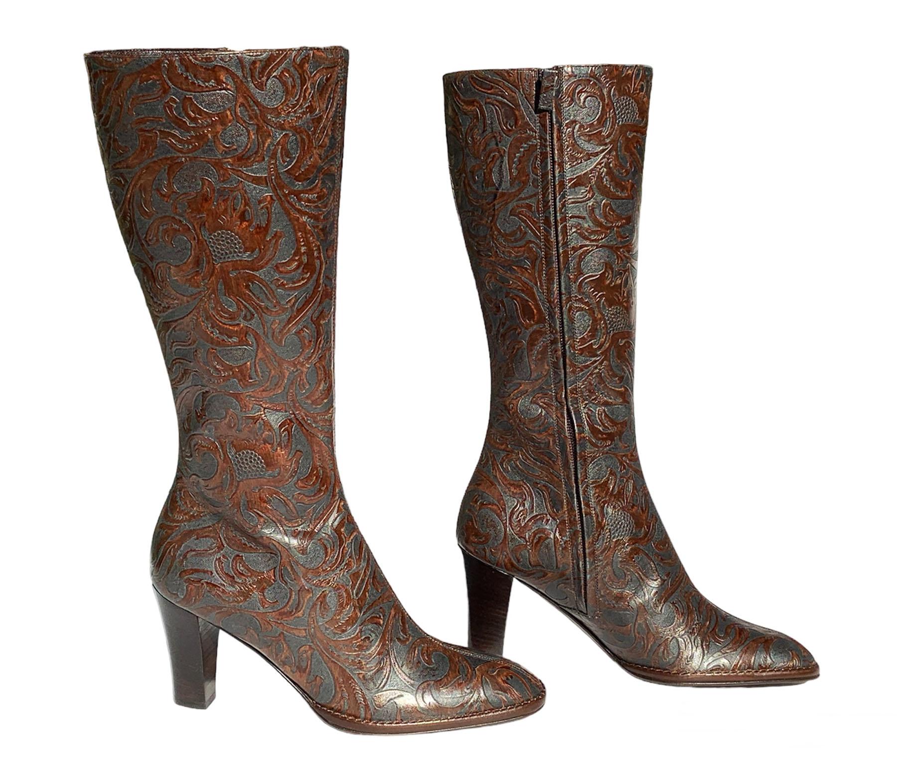 NWT Oscar de la Renta Leather Knee Boots
Italian size 37
Brown Floral tooled over the they gray color make this boots very unique.
Hand welted, Stacked heel, Side zip closure.
Shaft height - 15 inches, Calf circumference - 12.75