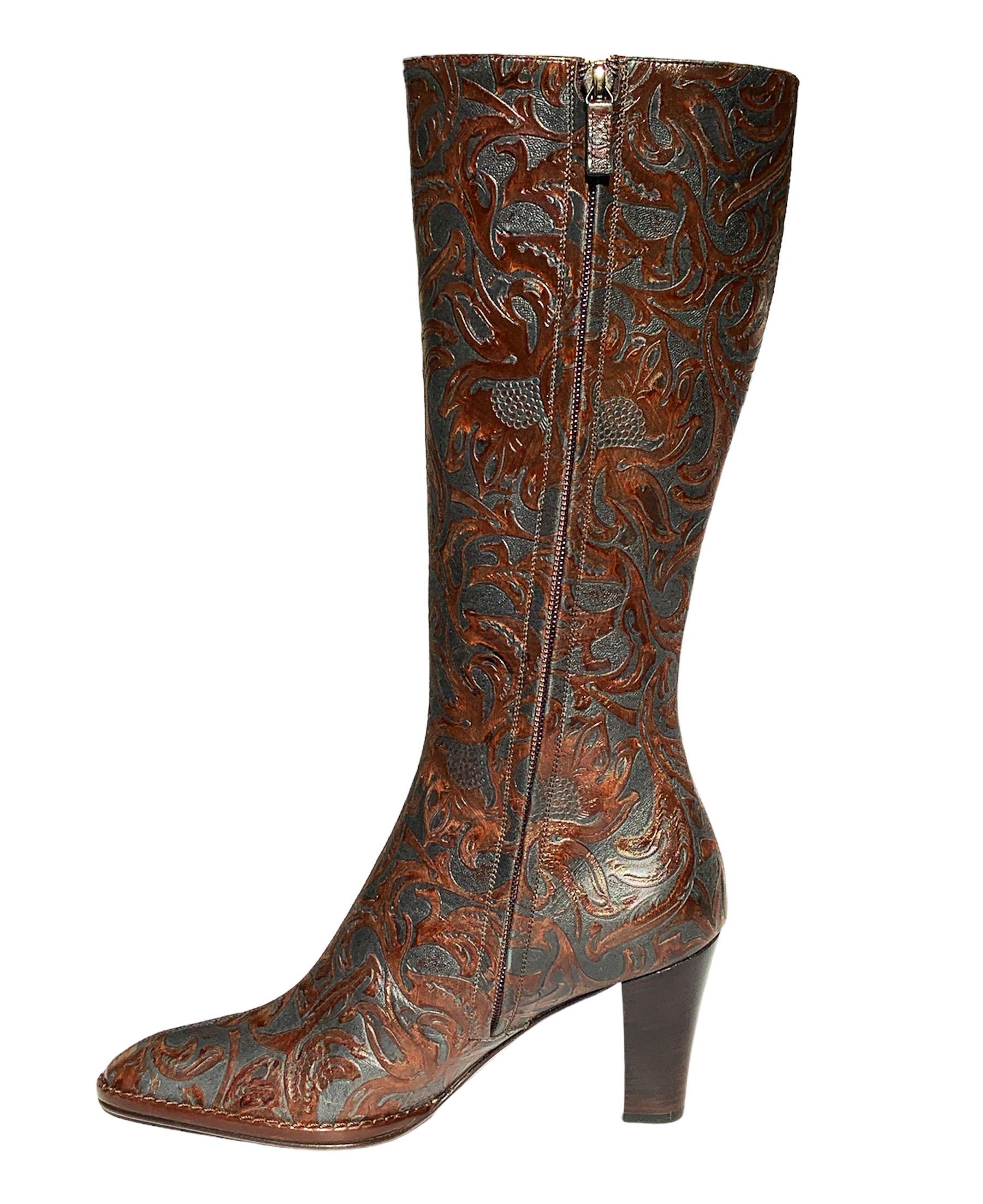 NWT Oscar De La Renta Floral Tooled Leather Brown Gray Knee Boots Italian 37 Neuf - En vente à Montgomery, TX