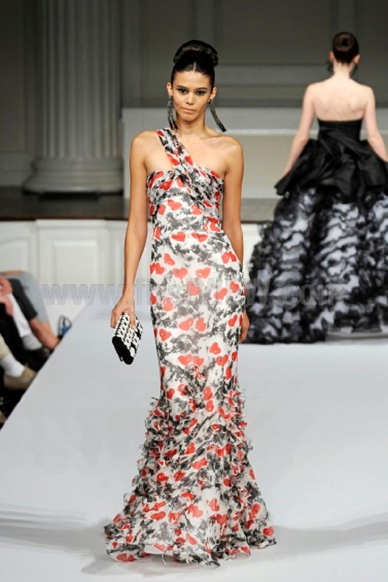 NWT Oscar de la Renta Silk Heart Print Maxi Dress
Runway S/S 2011 , Look # 50
US size - 6
Red, black and white Oscar de la Renta silk one-shoulder gown with heart print throughout, sweetheart neck, interior boning at bodice, tiered ruffle trim at