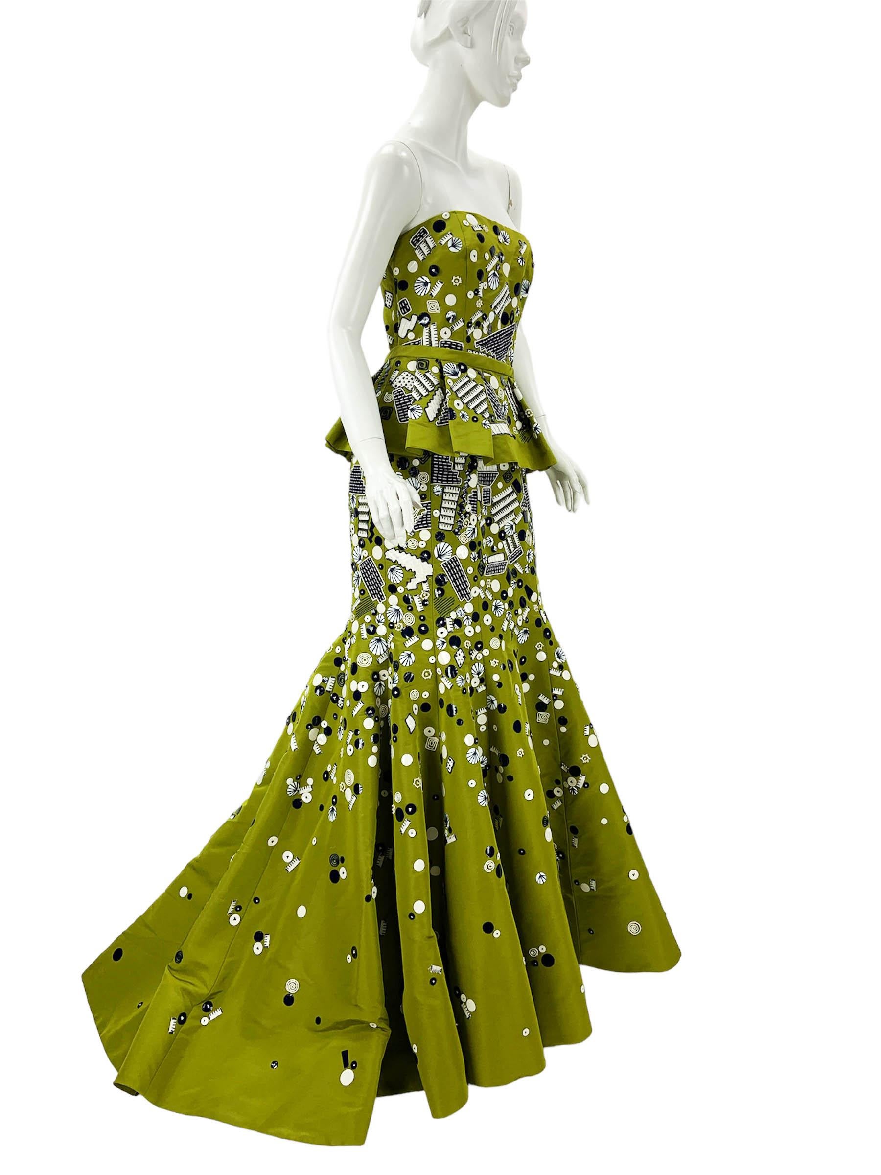 NWT Oscar de la Renta Green Embellished Silk Taffeta Peplum Dress Gown
This Strapless Gown Embodies the Facets of Timeless Fashion and Grace Effortlessly. 
S/S 2009 Collection 
US size - 10 
Fully Embellished and Embroidered, Removable Peplum Belt,