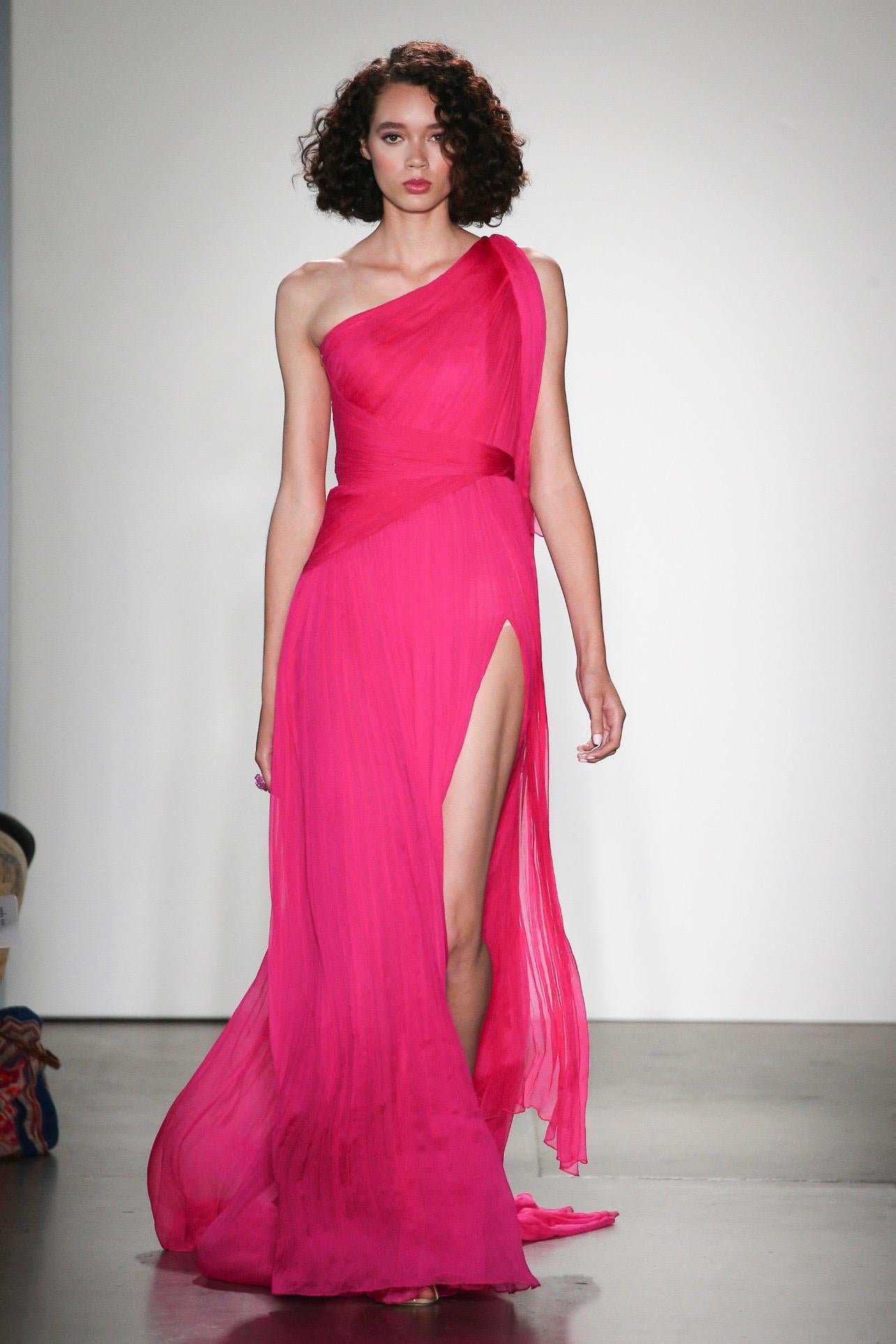 NWT Pamella Roland Spring 2018 Sz 6 / 8 Hot Pink Silk Chiffon One Shoulder Gown In New Condition For Sale In San Diego, CA