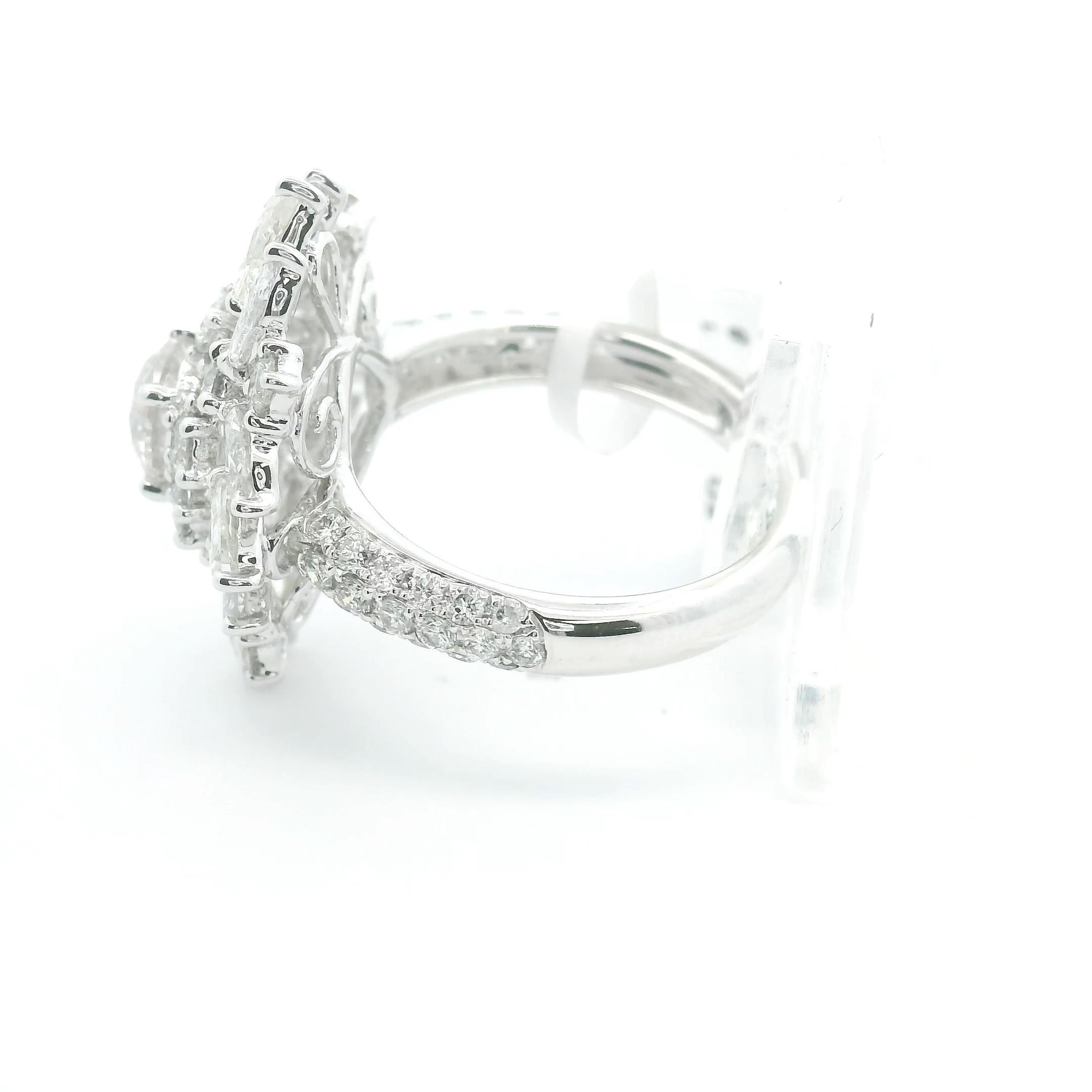 Bague de cocktail flatteuse en platine PT950, une véritable bague d'héritage de style Winston. La pierre centrale est ronde et taillée en brillant. Elle mesure 0,90 carat et n'est pas loin d'un carat. La pierre centrale est entourée d'une rangée de