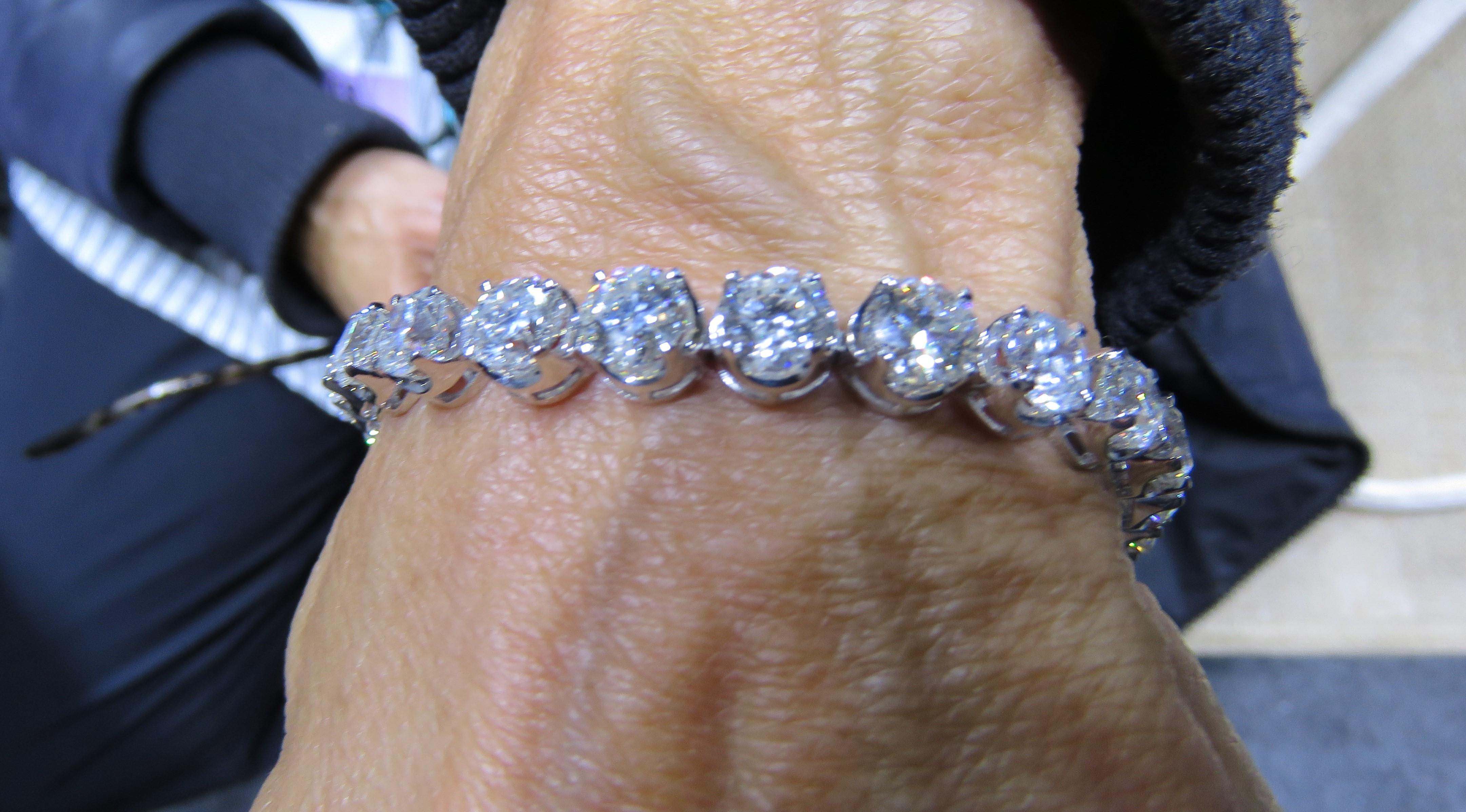 NWT Rare 18KT Gold Magnificent Certified Fancy 25CT Diamond Tennis Bracelet In New Condition For Sale In New York, NY