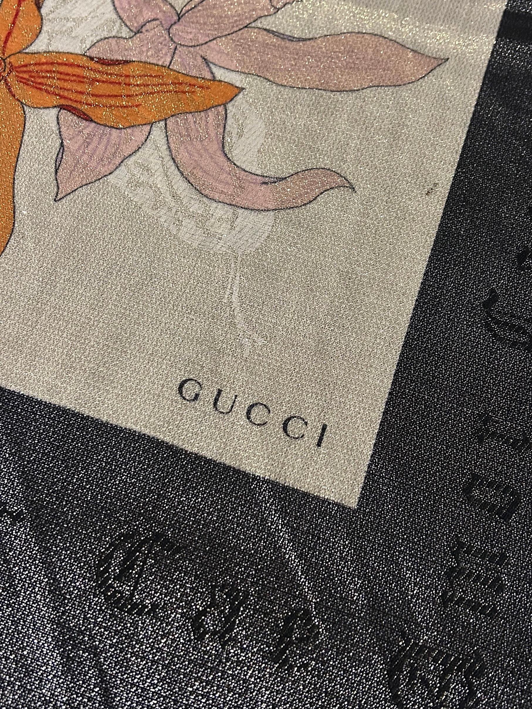 NWT Gucci Floral Metálico Shimmer Gótico Serpiente Bufanda con Caja. Nuevo, sin usar, con la caja y la etiqueta originales. Forma de color rara y descatalogada/de edición limitada que ya no se vende en tiendas ni está disponible en Internet. Fondo