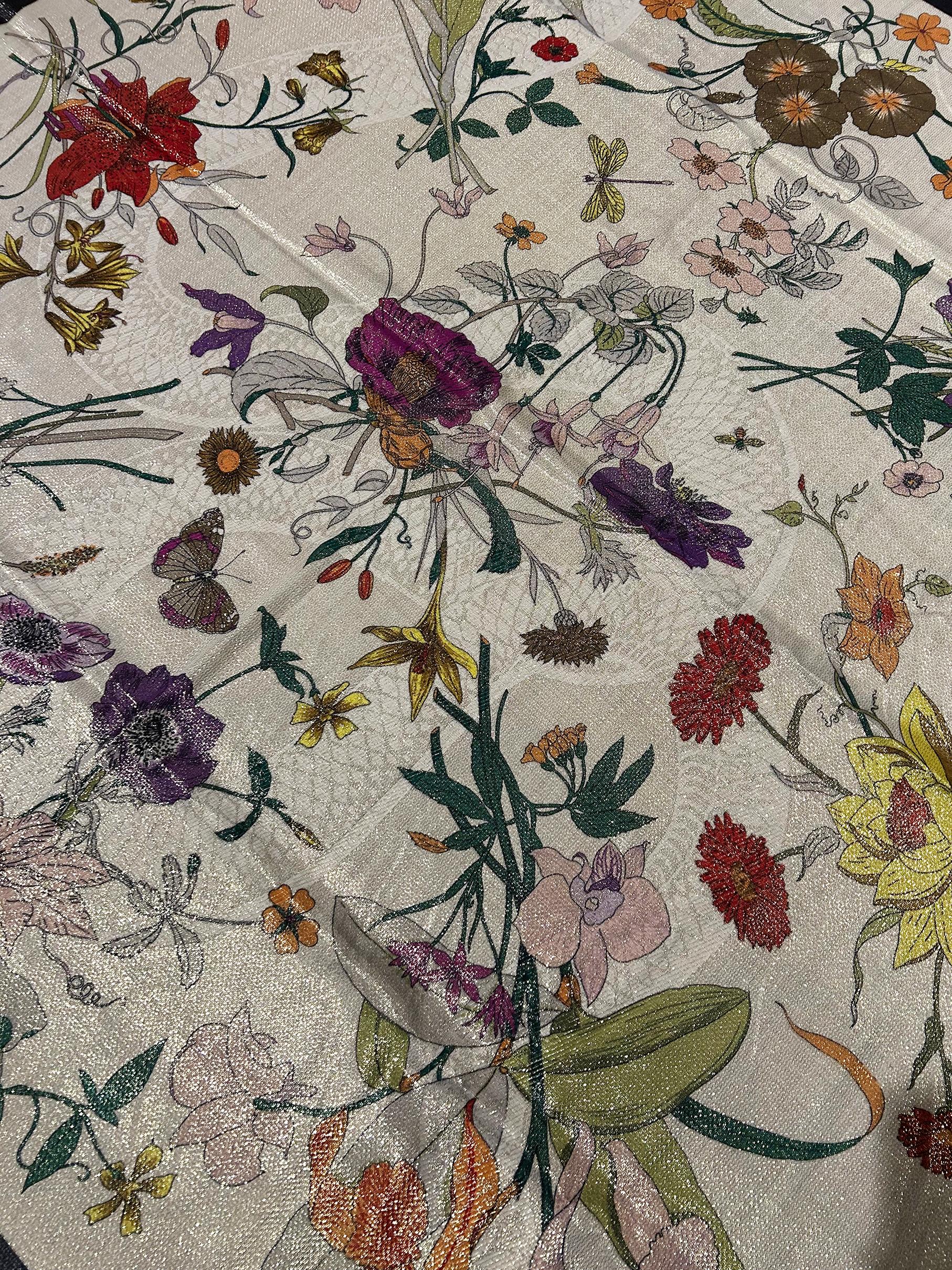 NWT RARO Gucci Floral Metálico Shimmer Lurex Gótico Serpiente Bufanda con Caja en Bueno estado para la venta en Philadelphia, PA