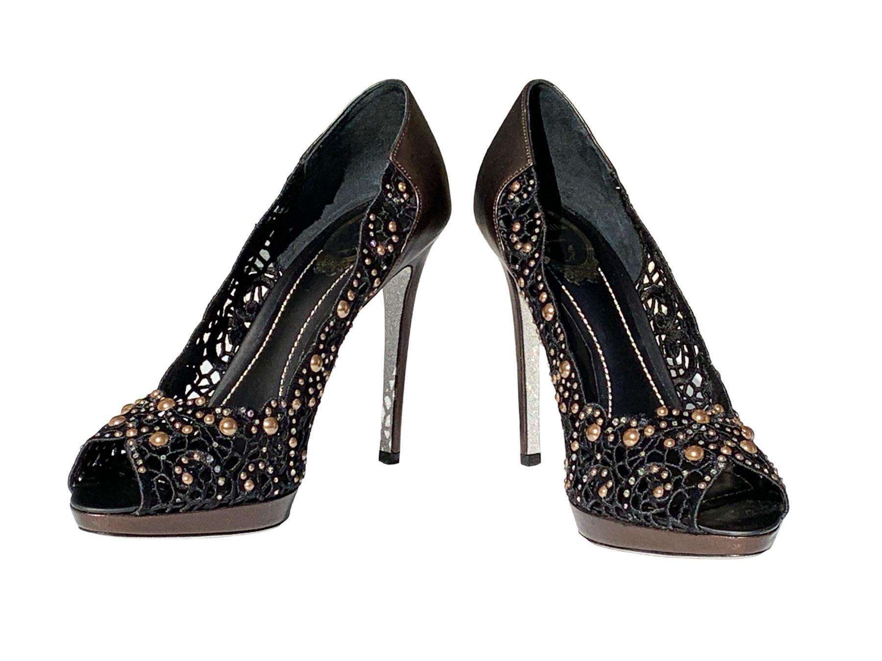 New Rene Caovilla Lace Leather Embellished Shoes Pumps
Italian size 41 - US 11
These stunning pumps by René Caovilla are the epitome of sophistication. Made from intricate black lace and brown leather. Embellished with clear crystals and smoky-brown