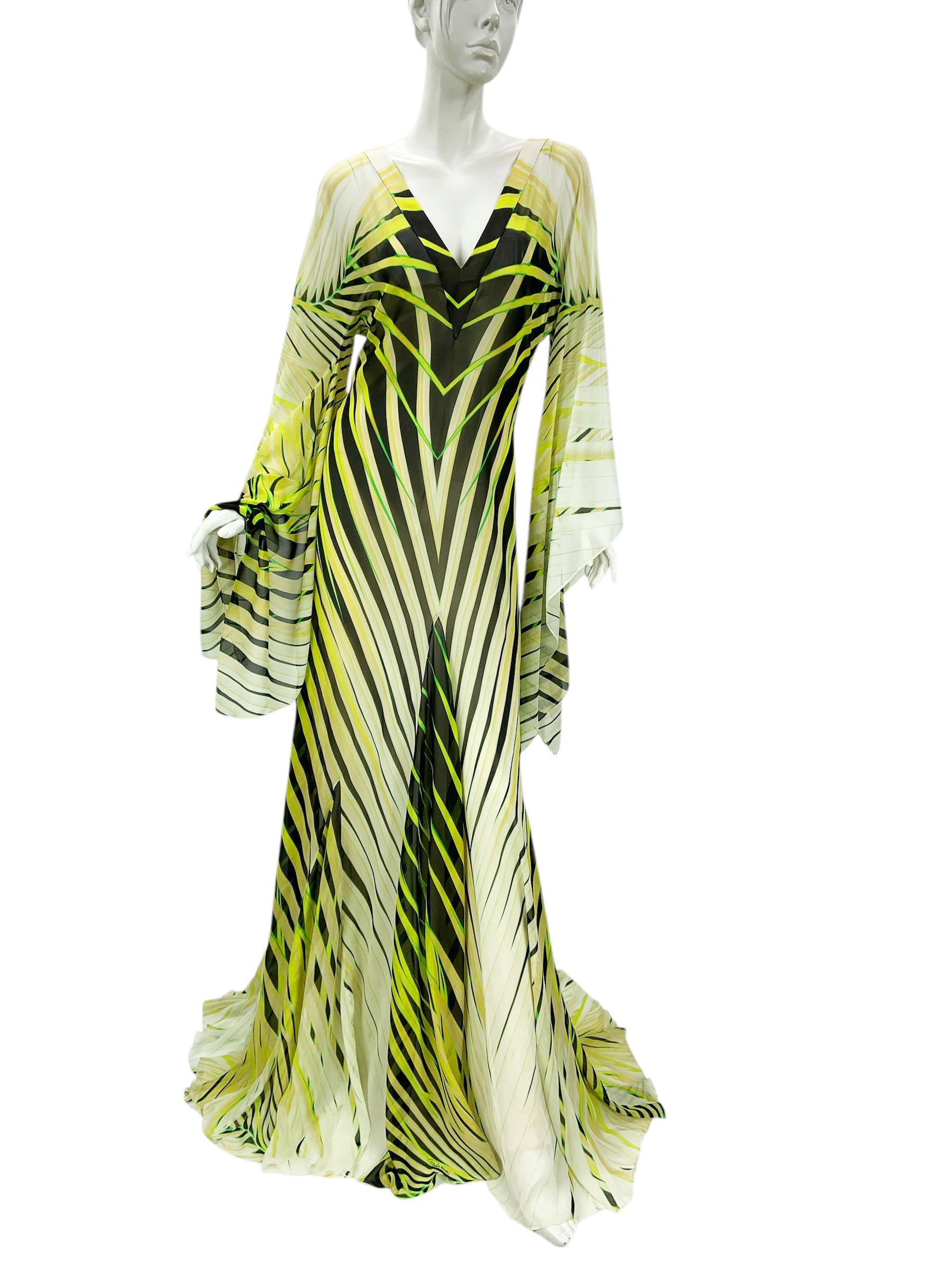 NWT Roberto Cavalli Maxivestido de seda con estampado de bambú y mariposas
Colección S/S 2015
Talla italiana - 38 ( sobredimensionada - ver medidas )
100% Seda, Silueta de caftán, Mangas largas acampanadas, Viene con slip, Cierre de cremallera