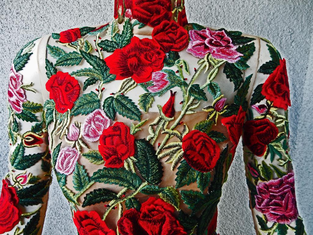 NWT Runway Oscar de la Renta Coveted Floral Embroidered Mini Dress In New Condition For Sale In Los Angeles, CA
