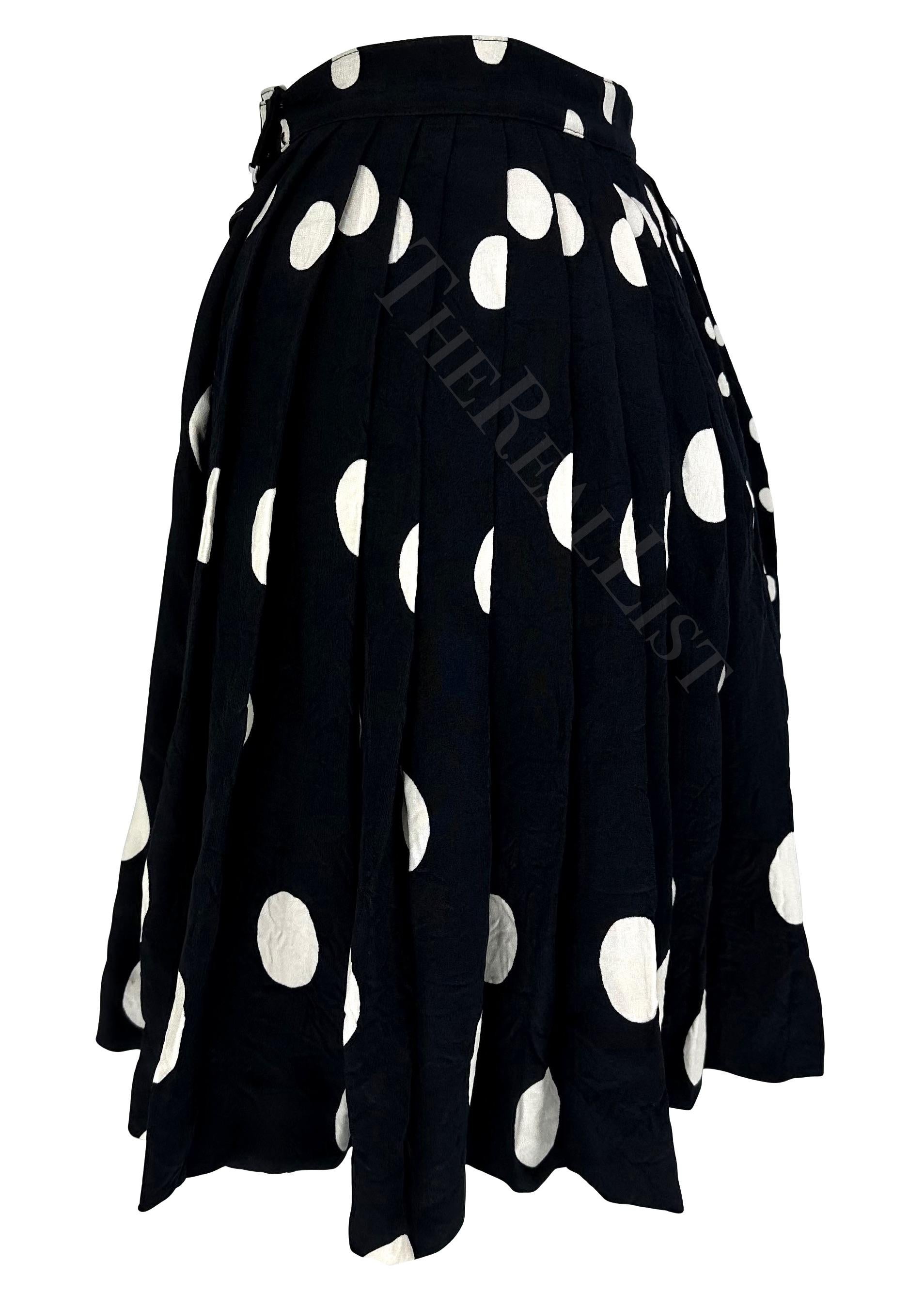NWT S/S 1994 Gianni Versace Black White Polka Dot Pleated Wrap Skirt In Excellent Condition For Sale In West Hollywood, CA