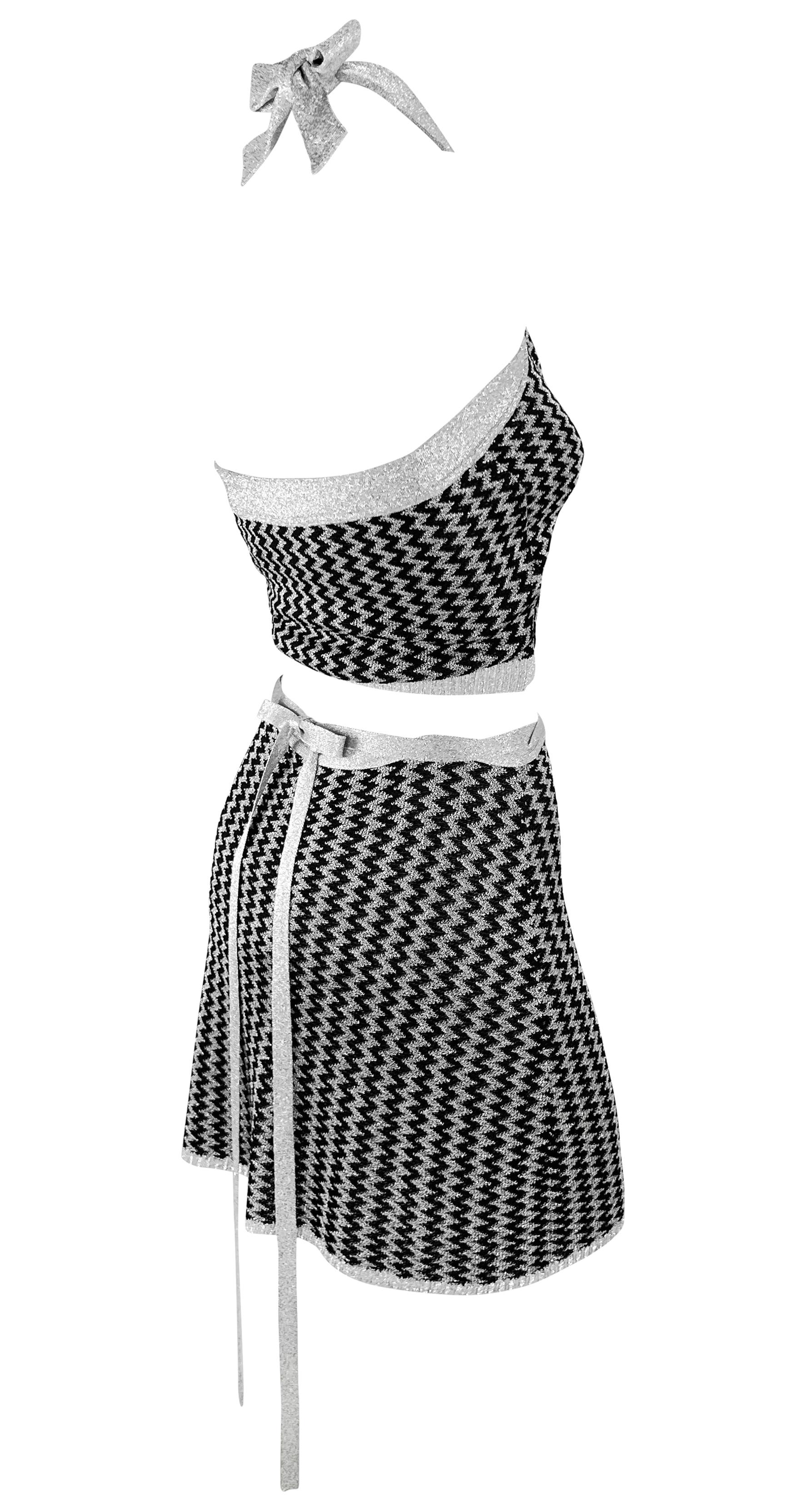 Este conjunto de punto Dolce & Gabbana de la colección Primavera/Verano 1995, que nunca se ha usado, conserva las etiquetas originales de la marca. Este conjunto de dos piezas plateado y negro se compone de un crop top de cuello halterneck y una