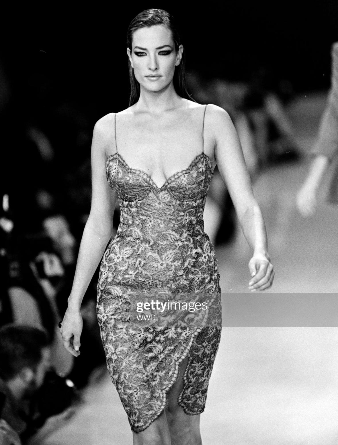 NWT S/S 1995 Donna Karan Runway Beige Lace Wrap Style Slip Dress Pour femmes en vente