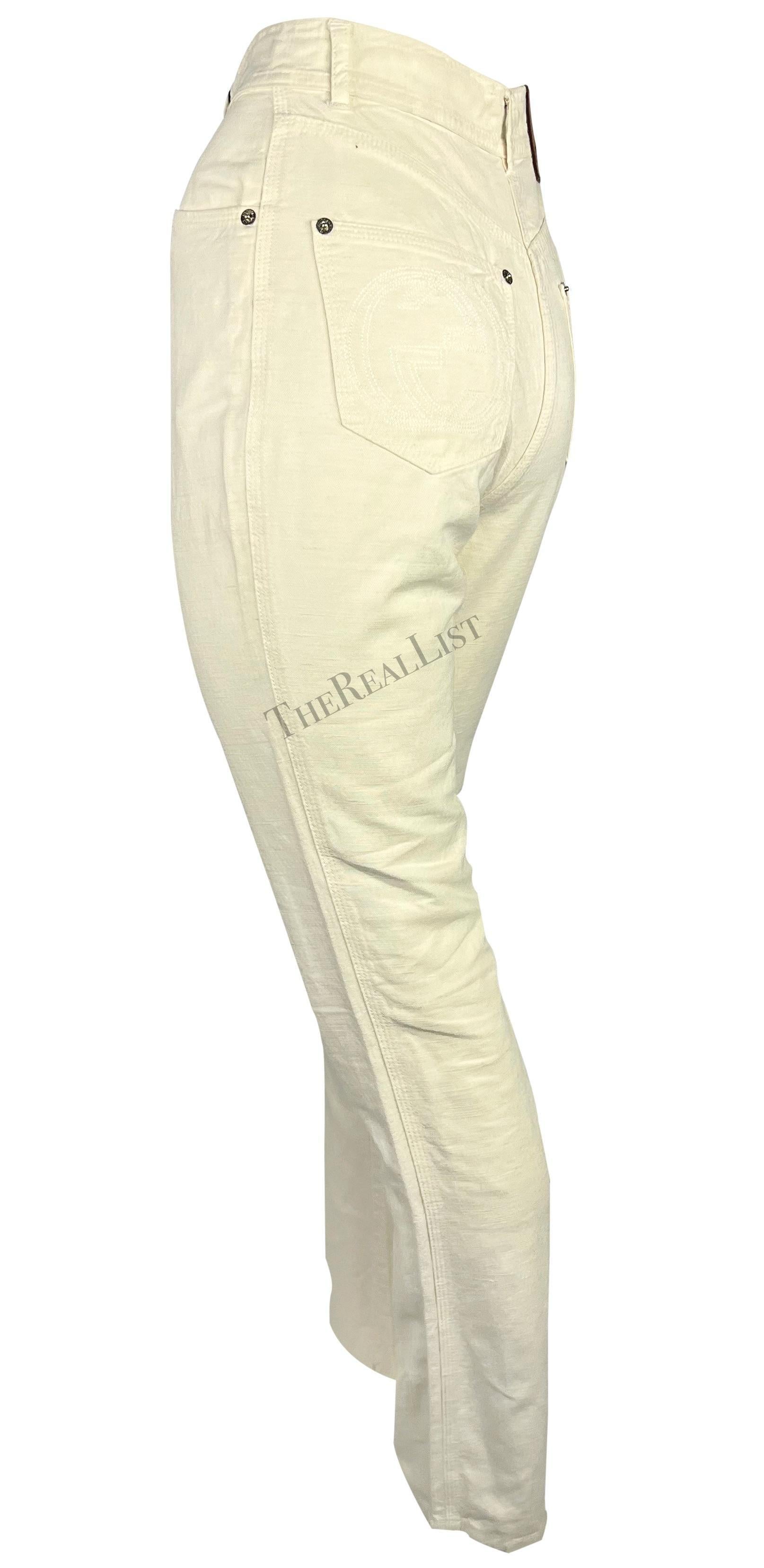 Te presentamos unos pantalones Gucci de lino color hueso, diseñados por Tom Ford. De la colección Primavera/Verano 1995, estos pantalones de talle alto están confeccionados en una ligera mezcla de algodón y lino. Con grandes logotipos 