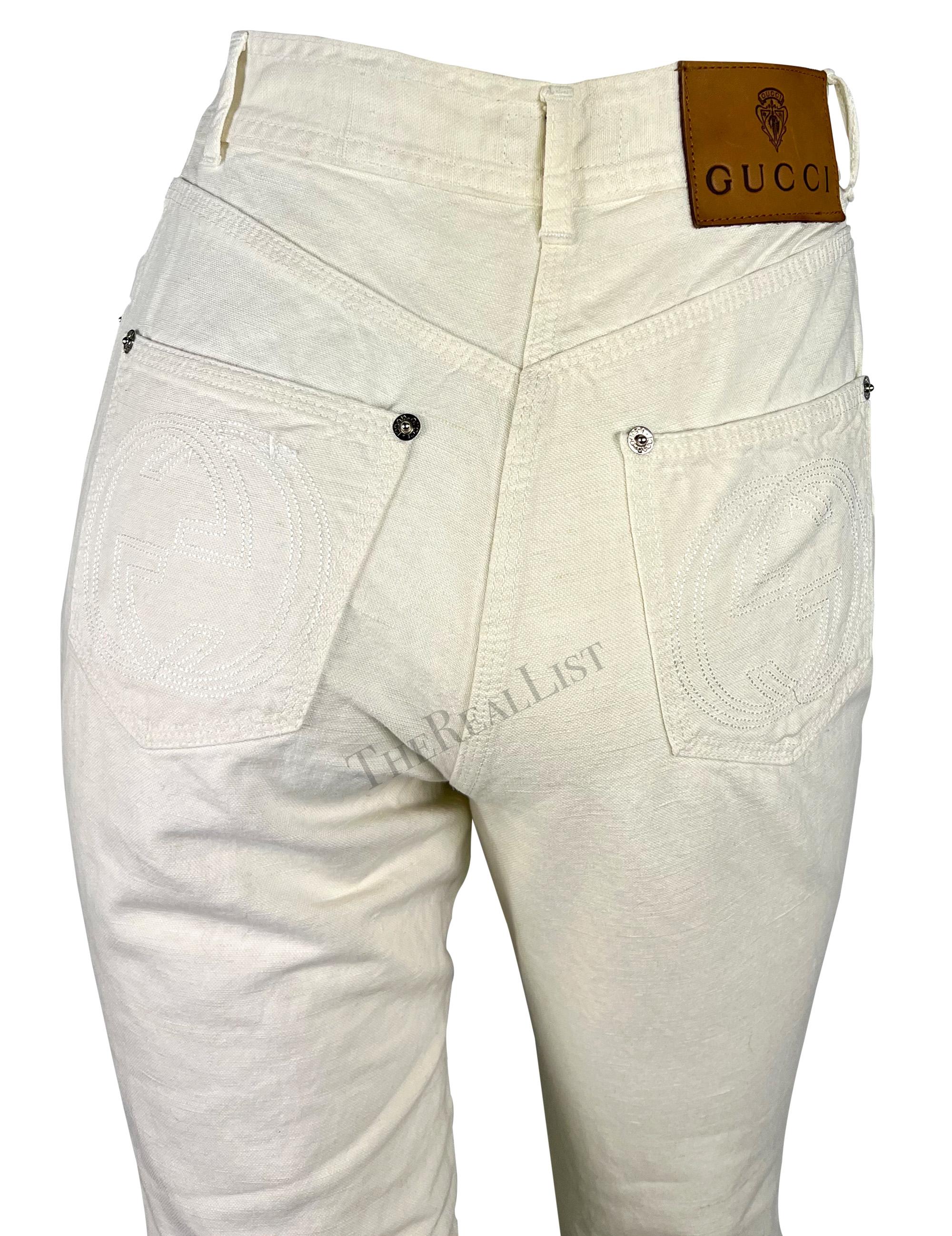 Whiting présente un pantalon Gucci en lin blanc cassé, conçu par Tom Ford. Issu de la collection printemps-été 1995, ce pantalon à taille haute est confectionné dans un mélange léger de coton et de lin. Doté de larges logos GG imbriqués sur les