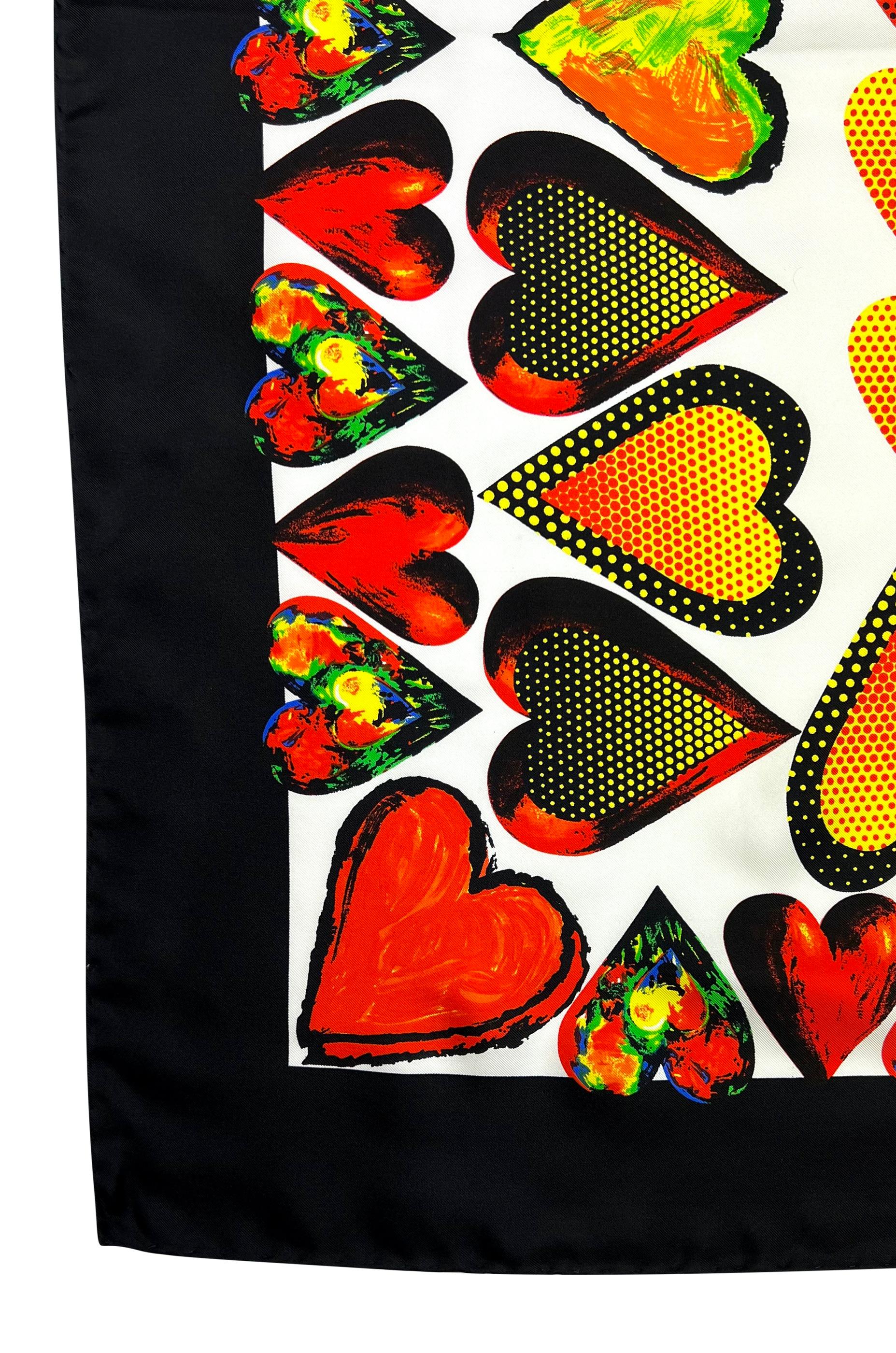 Ce foulard en soie de Gianni Versace, issu de la collection printemps-été 1997, présente un imprimé abstrait en forme de cœur inspiré de l'art de Jim Dine. Le design présente une série de cœurs vibrants dans des tons rouges, jaunes et verts, sur un