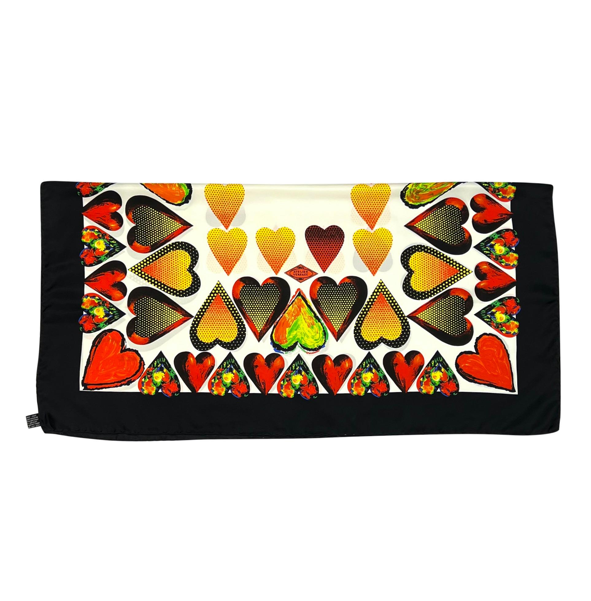 Écharpe carrée Gianni Versace imprimée de cœurs rouges et blancs abstraits, neuve avec étiquette S/S 1997 Excellent état - En vente à West Hollywood, CA