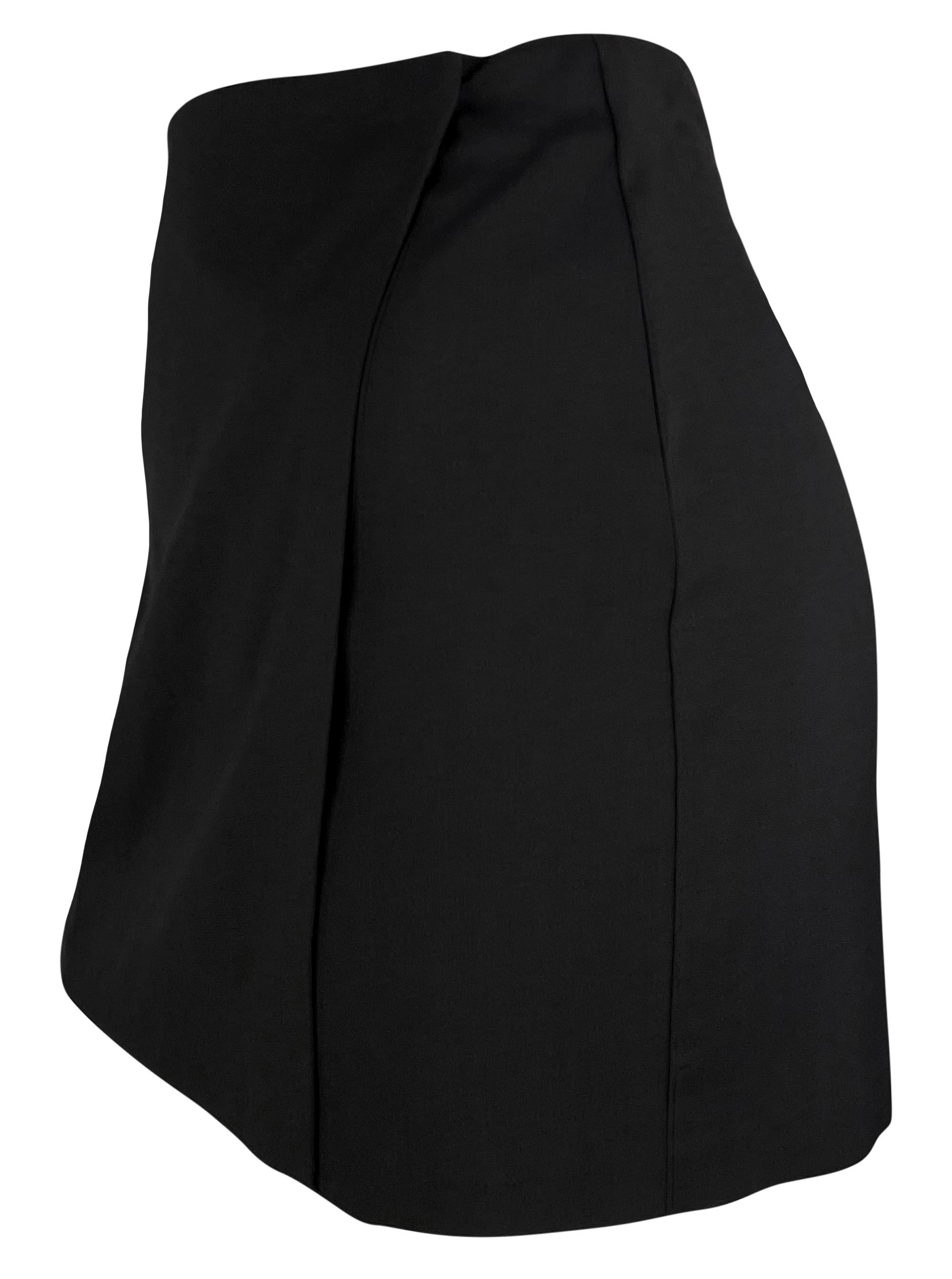 Tom Ford a créé cette mini-jupe noire de style enveloppant de Gucci en 1998. Jamais portée, avec les étiquettes d'origine toujours attachées, cette mini-jupe est le complément polyvalent parfait de toute garde-robe moderne. Cette pièce rare est un