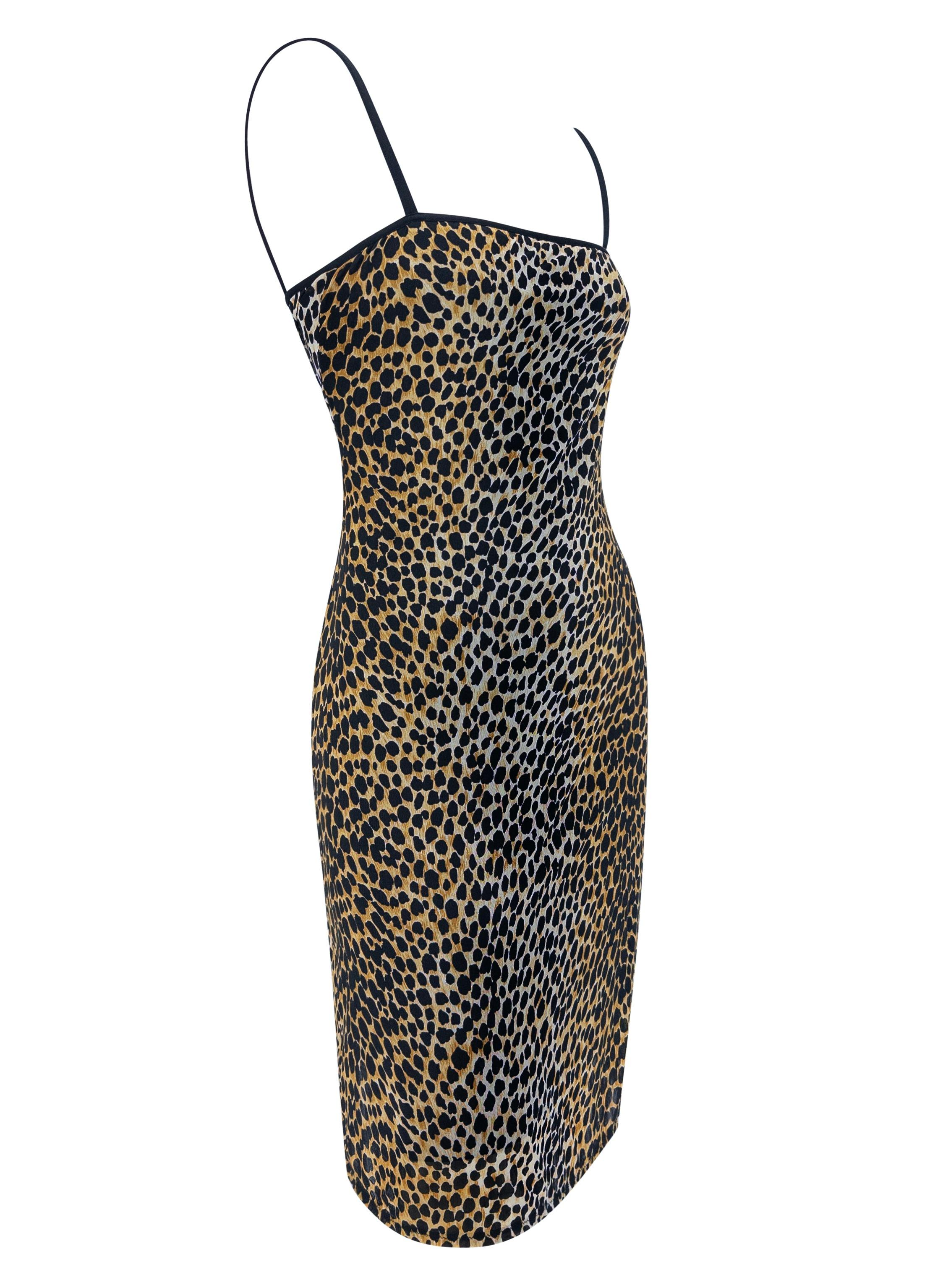 Dieses ungetragene Bodycon-Minikleid mit klassischem Geparden-Print stammt aus der Frühjahr/Sommer 1999 Beachwear-Kollektion von Dolce & Gabbana. Mit dünnen schwarzen Spaghettiträgern und einem geraden Ausschnitt schmiegt sich die taillierte