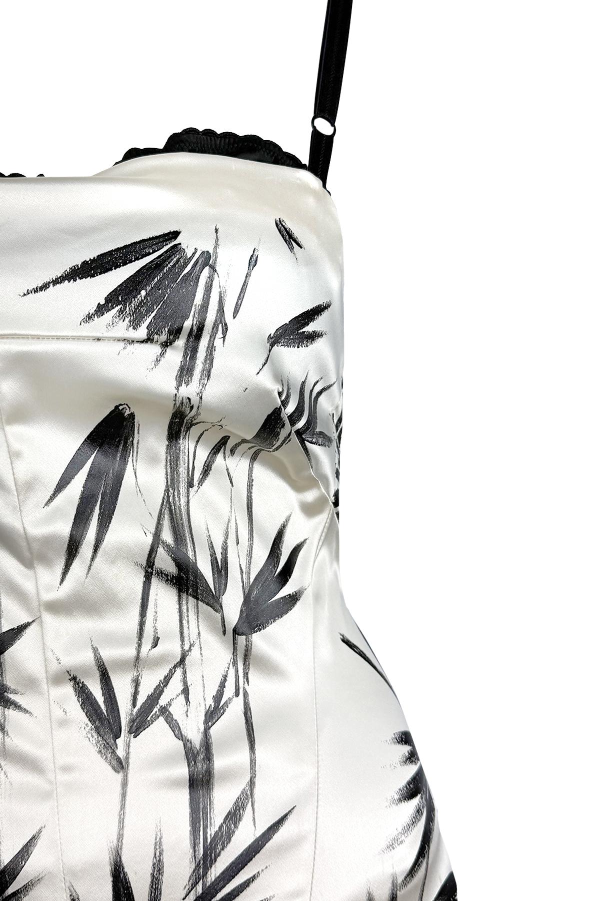 Dalla collezione Primavera/Estate 1999 di Dolce & Gabbana, questo top bustier in raso bianco presenta un motivo di bambù nero dipinto a mano sulla silhouette aderente. Questo capo mai indossato è rifinito con reggiseno interno nero con bordo in