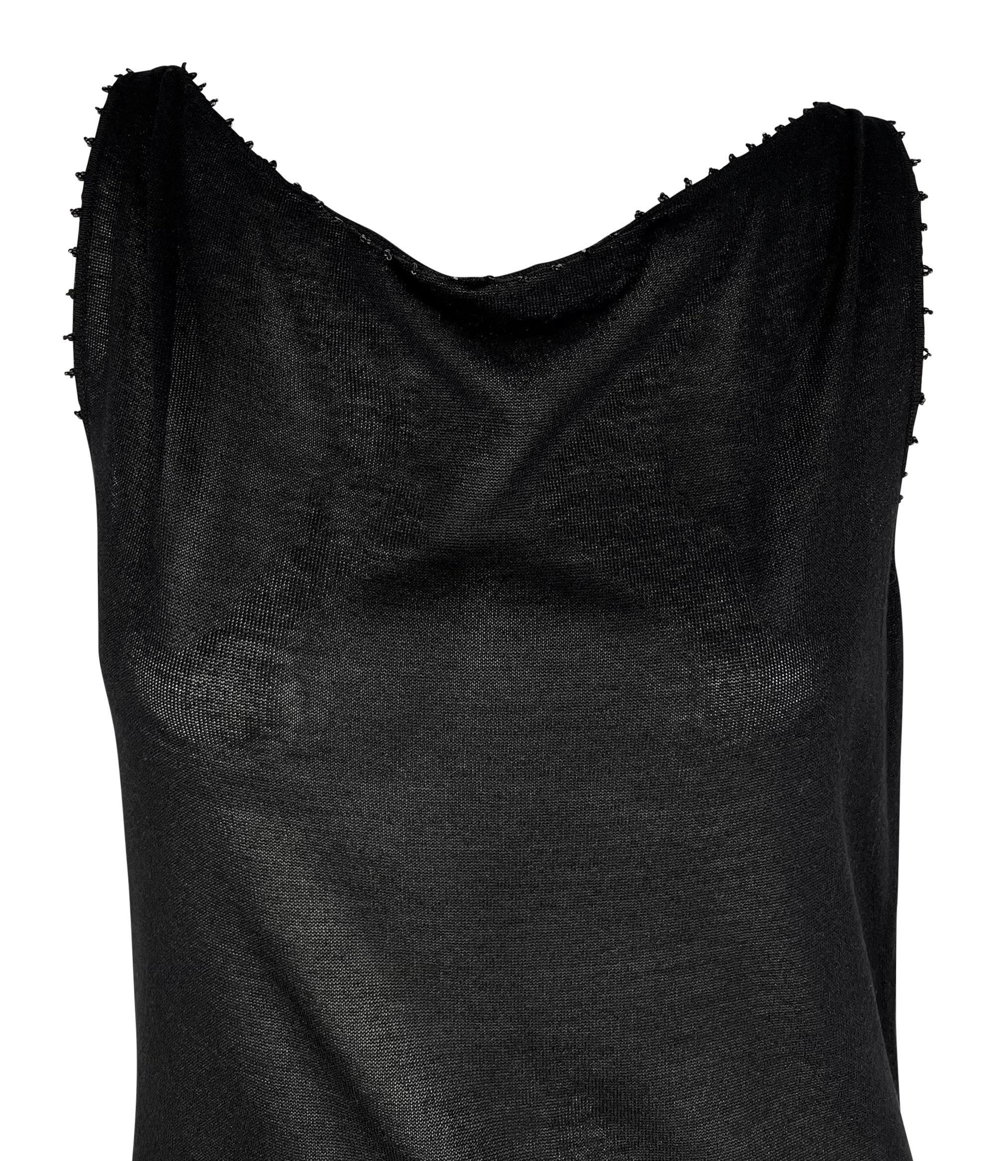 Agrémentée de perles de caviar noires au niveau de l'encolure et des manches, cette robe noire en maille Gucci by Tom Ford n'a jamais été portée et est livrée avec ses étiquettes d'origine. Cette mini robe de la collection Printemps/Eté 1999
