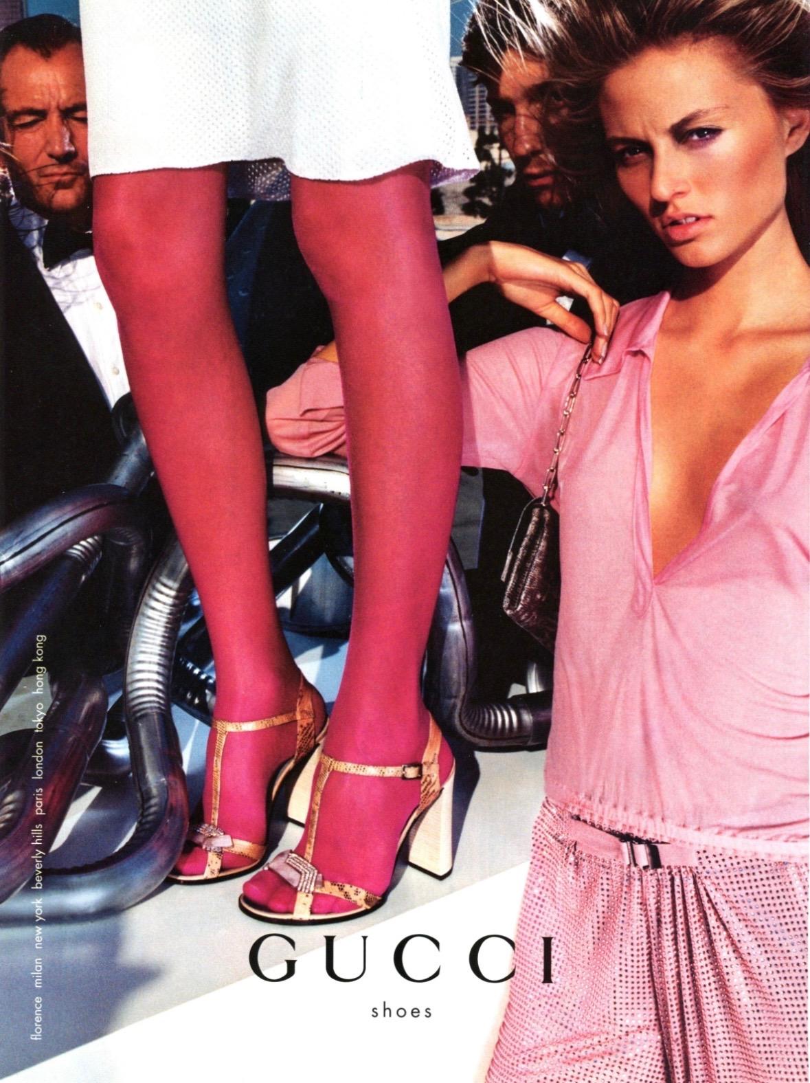NEU F/S 2000 Gucci by Tom Ford Laufsteg Werbe-Bluse mit tiefem rosa Kragen im Zustand „Hervorragend“ im Angebot in West Hollywood, CA