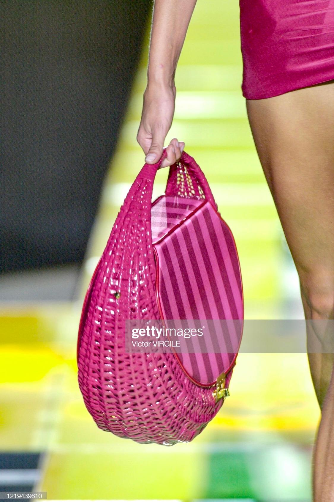 Sac Atelier Versace by Donatella Versace rose en satin et osier, nouveauté P/E 2001 Pour femmes en vente