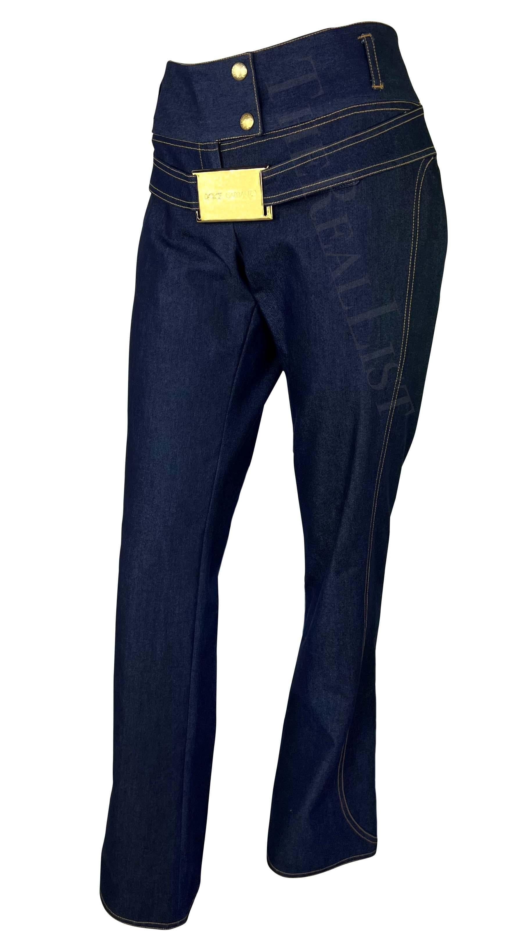 NWT S/S 2001 Dolce & Gabbana Logotipo de pasarela Hebilla dorada Vaqueros azules en Excelente estado para la venta en West Hollywood, CA