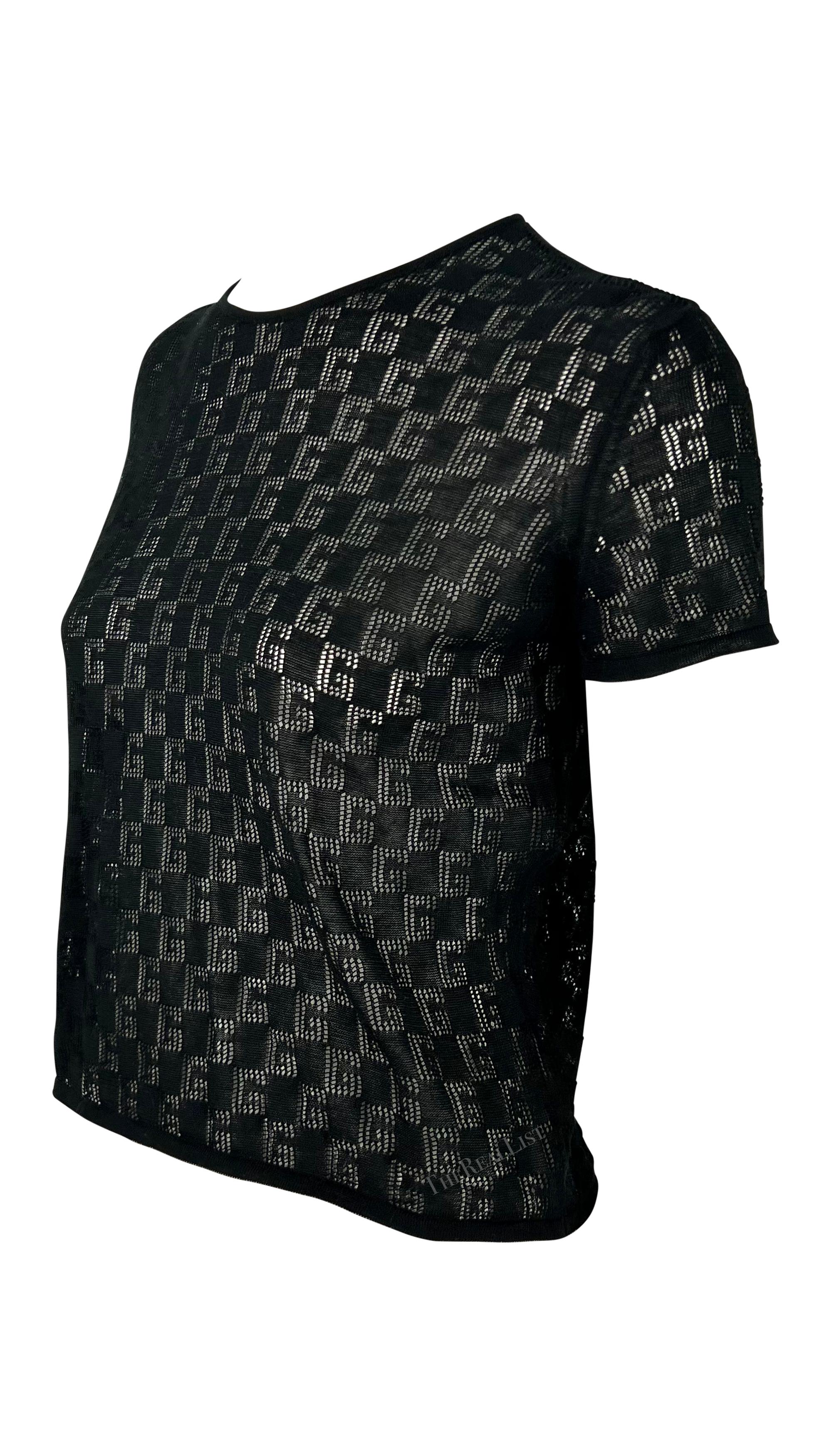 Aus dem Jahr 2001 stammt dieses fabelhafte schwarze T-Shirt mit Gucci-Monogramm, das von Tom Ford entworfen wurde und mit einem quadratischen G-Monogramm-Muster versehen ist. Dieses Oberteil wurde noch nie getragen und ist komplett mit den