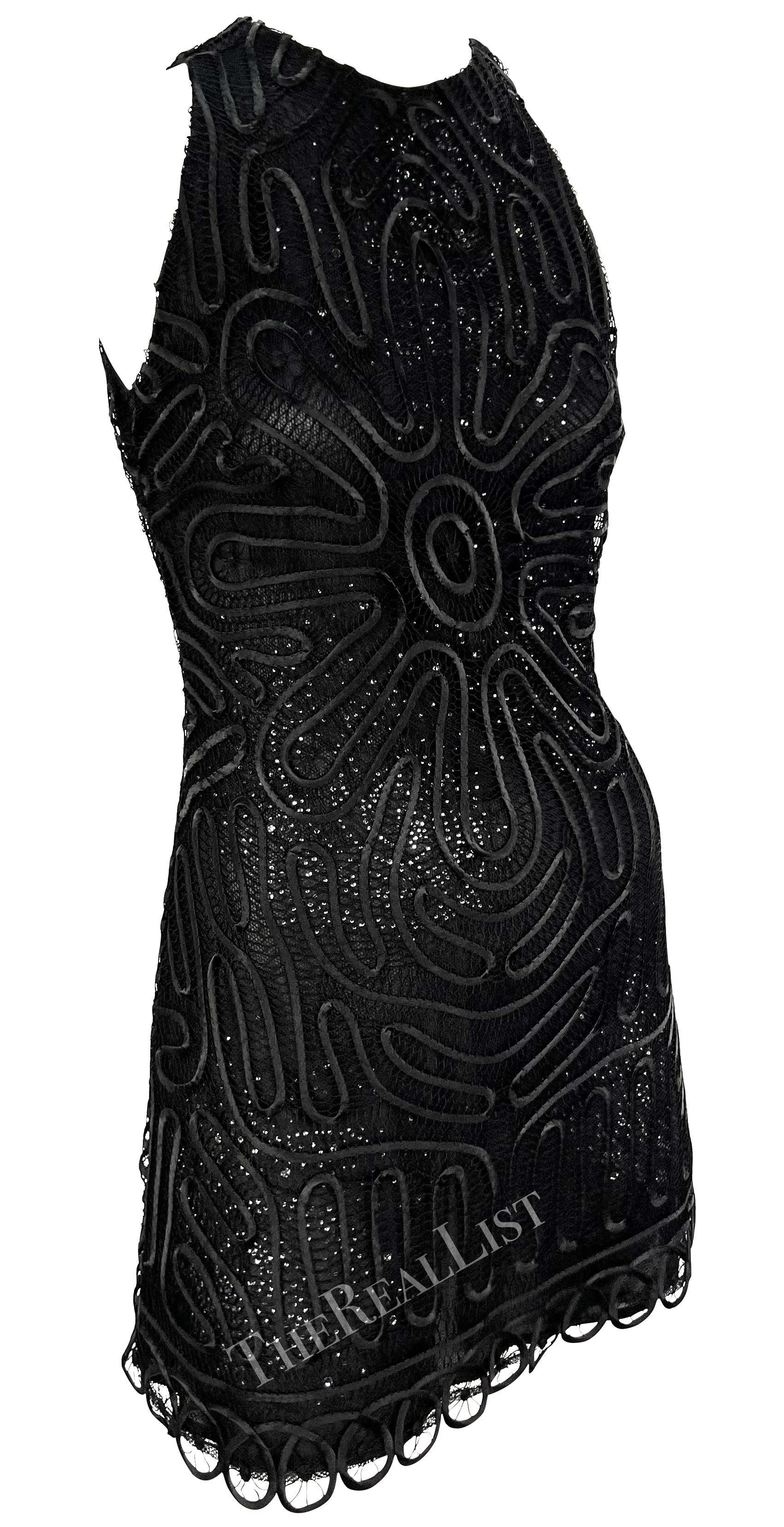 Dieses von Donatella Versace für die Frühjahr/Sommer-Kollektion 2002 entworfene, mehrlagige Minikleid von Gianni Versace zeichnet sich durch eine mit Strasssteinen besetzte Innenschicht und eine äußere Spitzenschicht mit abstraktem Blumenmuster aus.