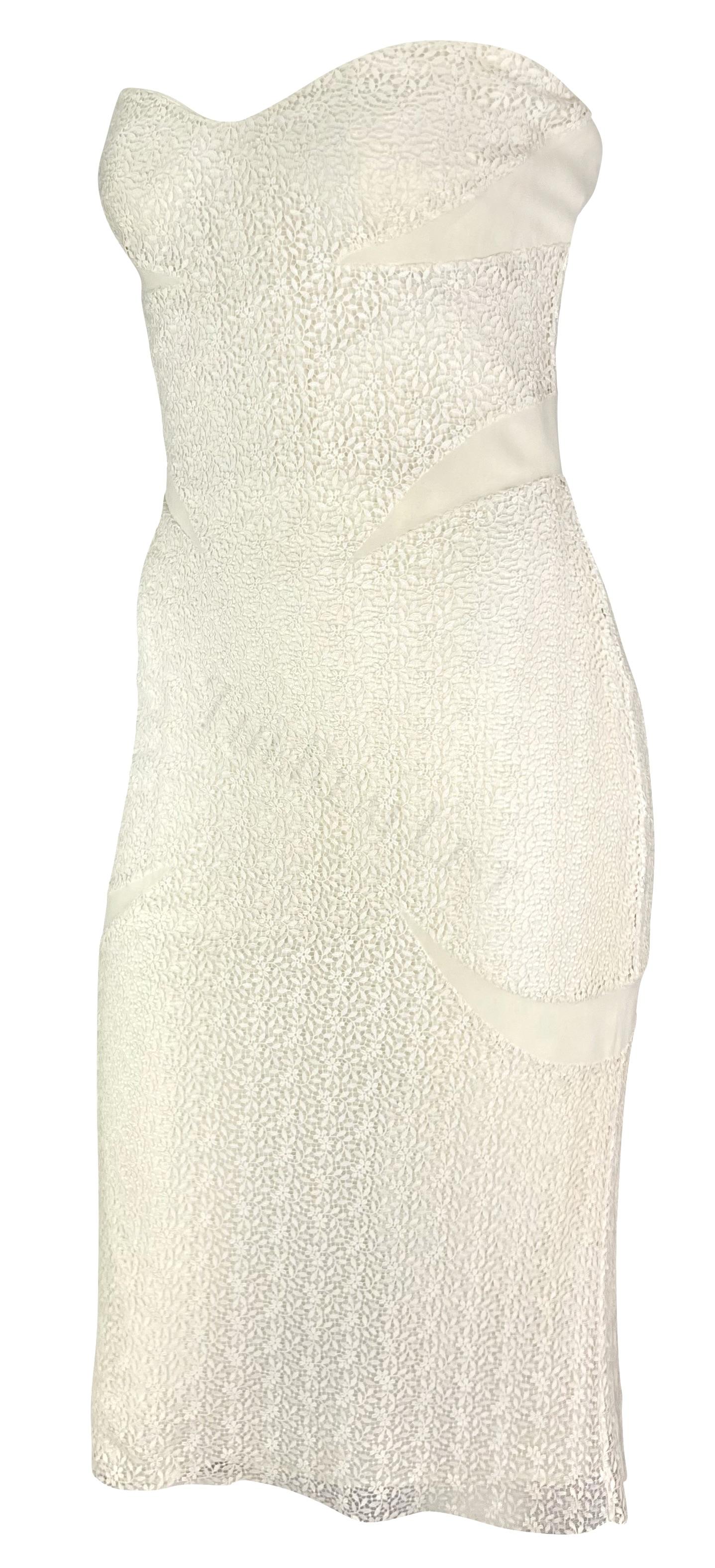 Robe sans bretelles en dentelle à fleurs blanches Gianni Versace par Donatella, P/E 2002, Neuve avec étiquette Excellent état - En vente à West Hollywood, CA