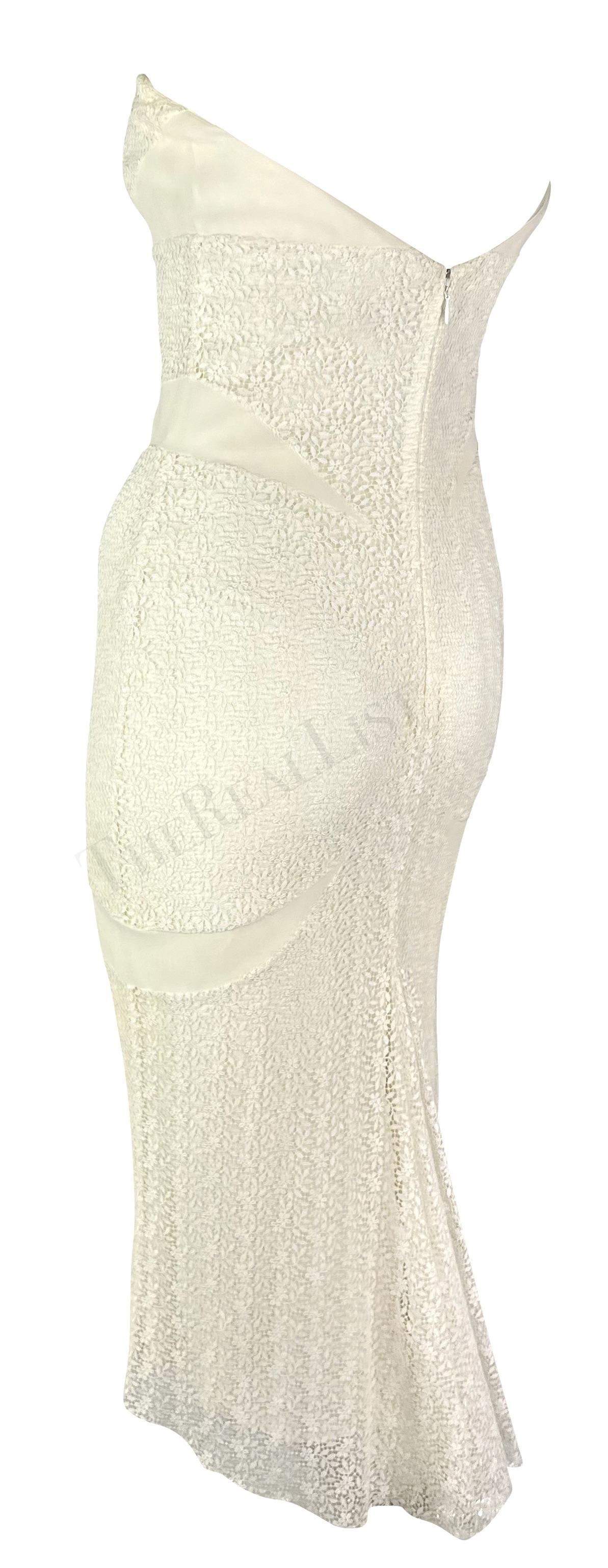 Robe sans bretelles en dentelle à fleurs blanches Gianni Versace par Donatella, P/E 2002, Neuve avec étiquette en vente 1
