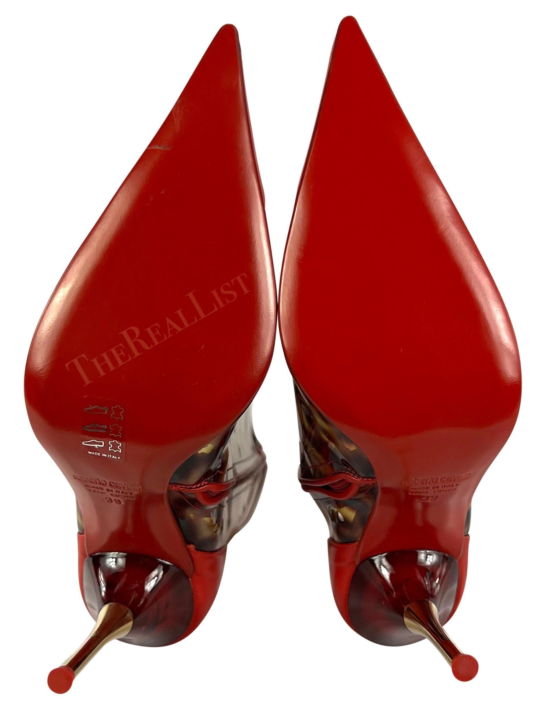 Présentant une paire de bottes à talons en PVC marron tacheté Roberto Cavalli. Issues de la collection printemps/été 2003, ces fabuleuses bottes sont fabriquées en PVC marron tacheté, rappelant l'écaille de tortue, et présentent des accents de cuir